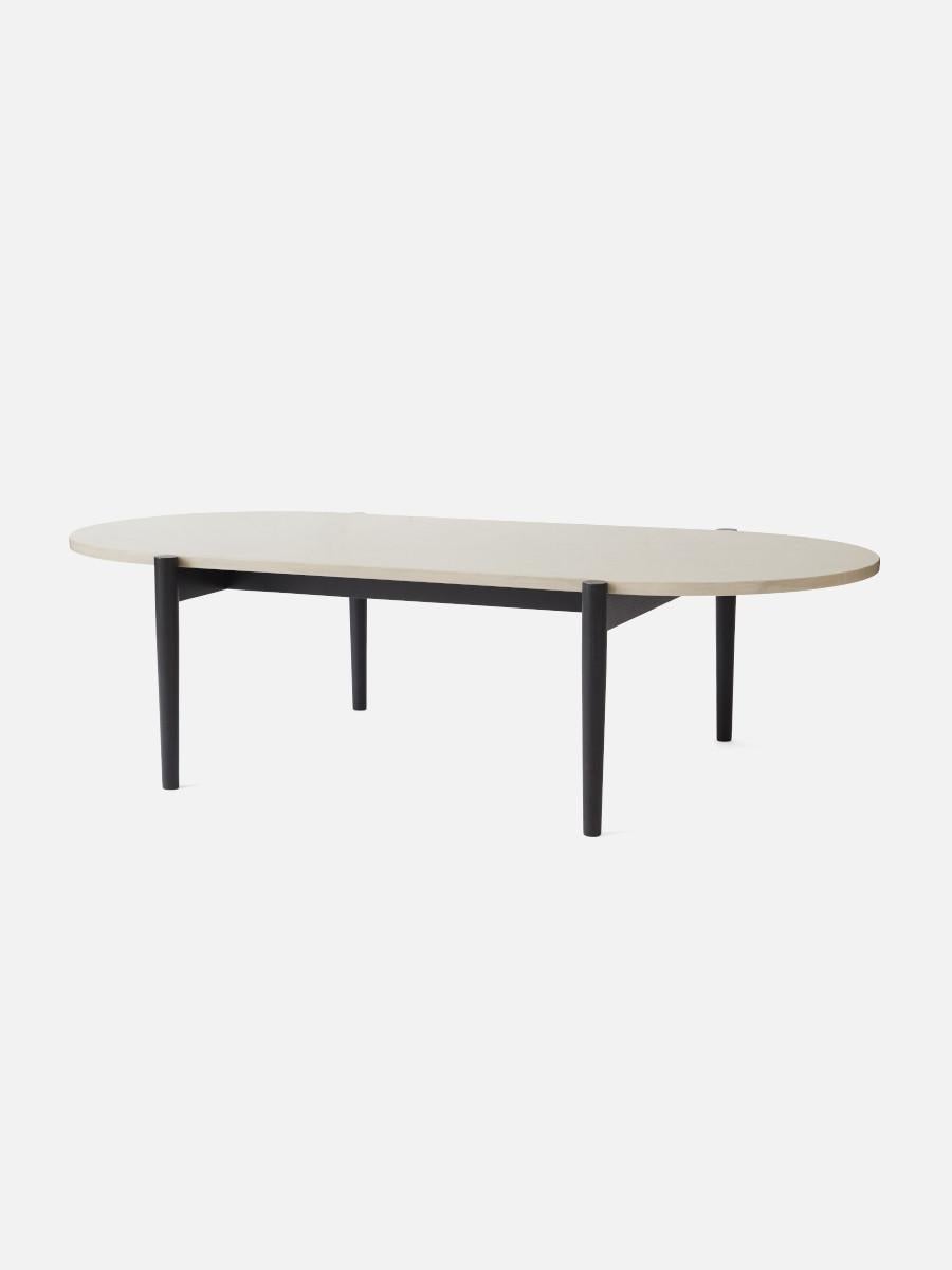 Il tavolino Septembre è un'elegante aggiunta alla serie di divani, ora disponibile anche con piano in marmo. Realizzato con un marmo portoghese grigio e caldo chiamato Ataíja Azul, il tavolo ha una forma morbida e sinuosa ed è stato costruito in