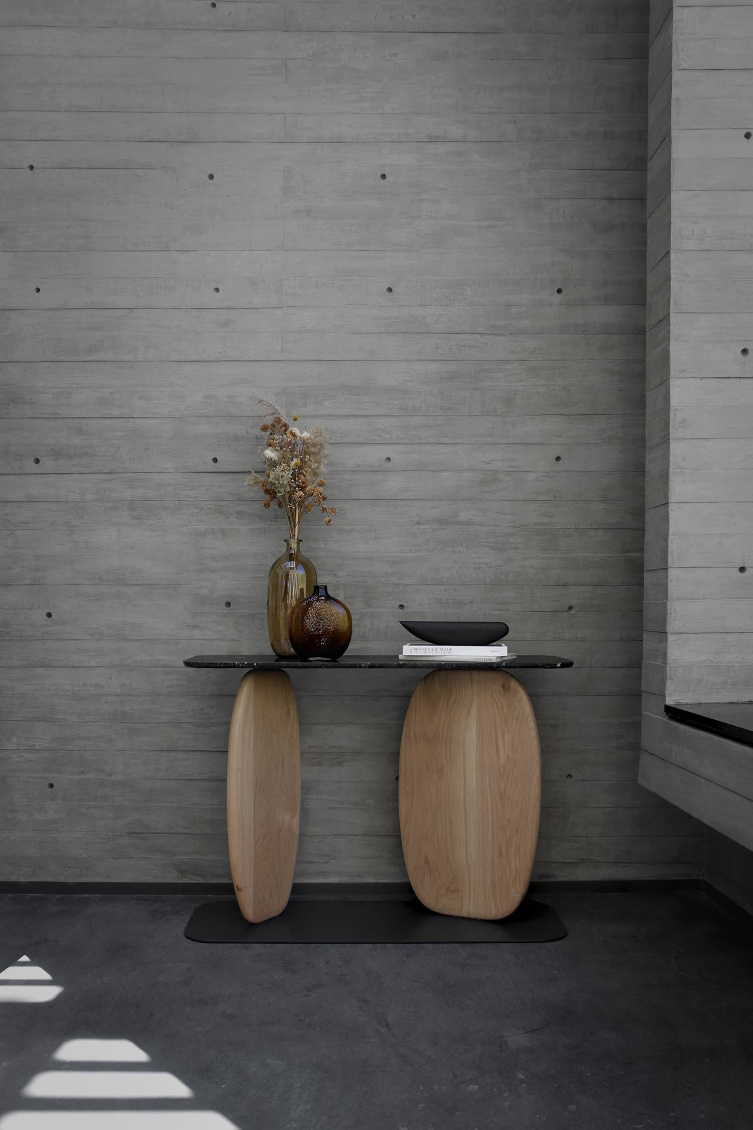 Die Septima-Konsole ist Teil der Noviembre-Kollektion, die eine überzeugende Auswahl an Möbeln bietet, die dazu einladen, Form, Funktion und die ruhigen Linien zu erforschen, die jedes Stück definieren. Inspiriert von Constantin Brancusis