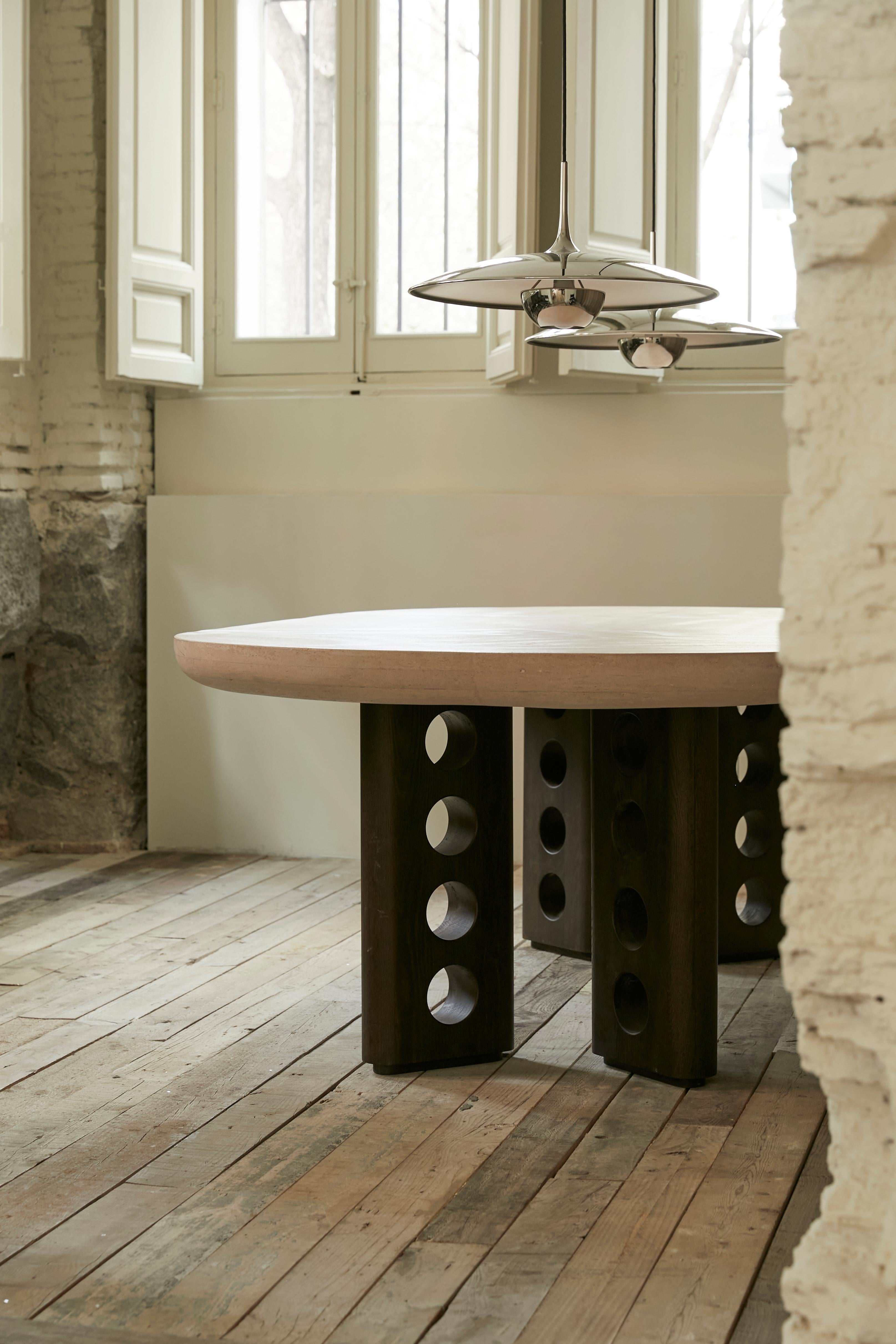 Espagnol Table de salle à manger Sepúlveda avec pierre naturelle et pieds en bois de noyer chaulé en vente