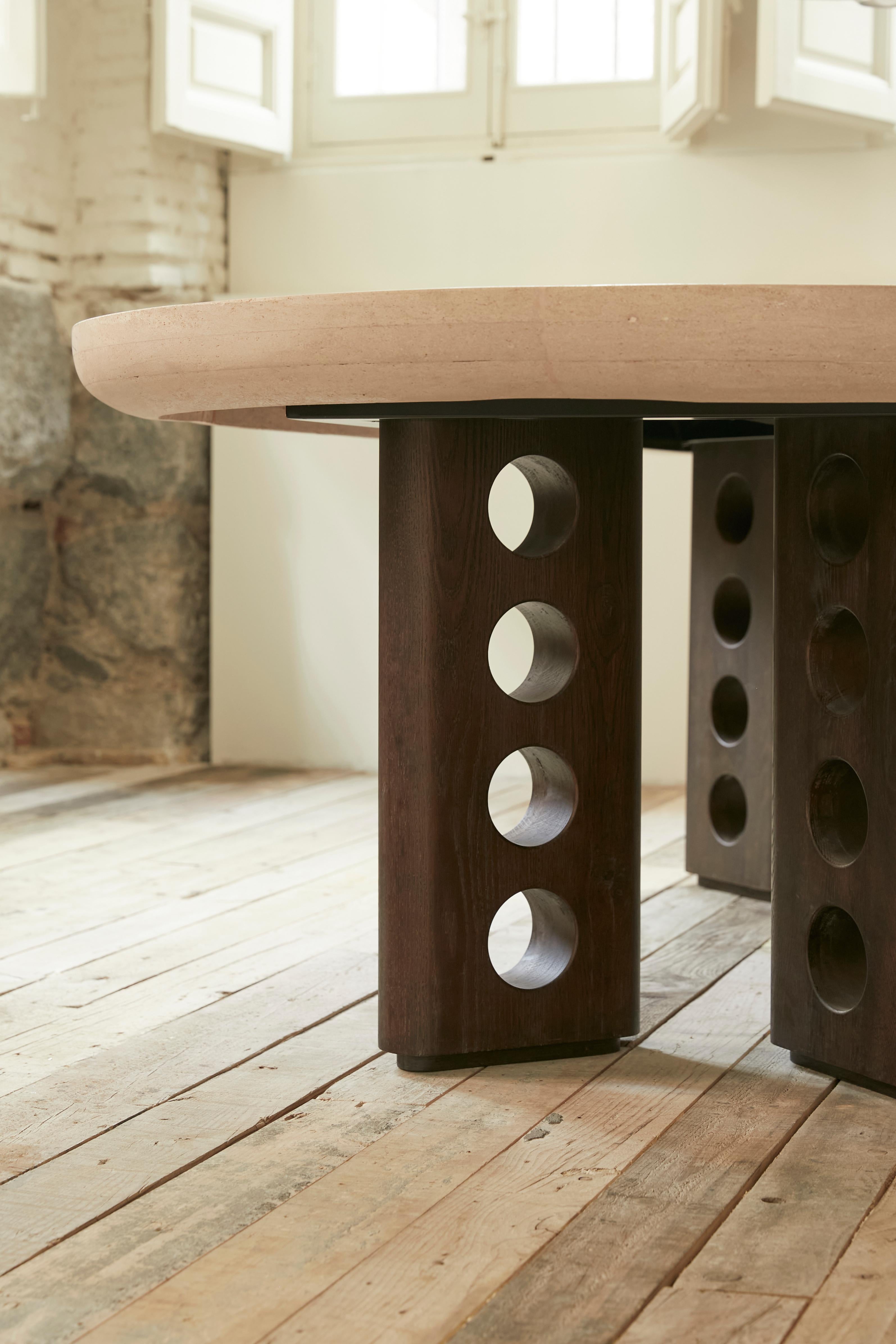 XXIe siècle et contemporain Table de salle à manger Sepúlveda avec pierre naturelle et pieds en bois de noyer chaulé en vente