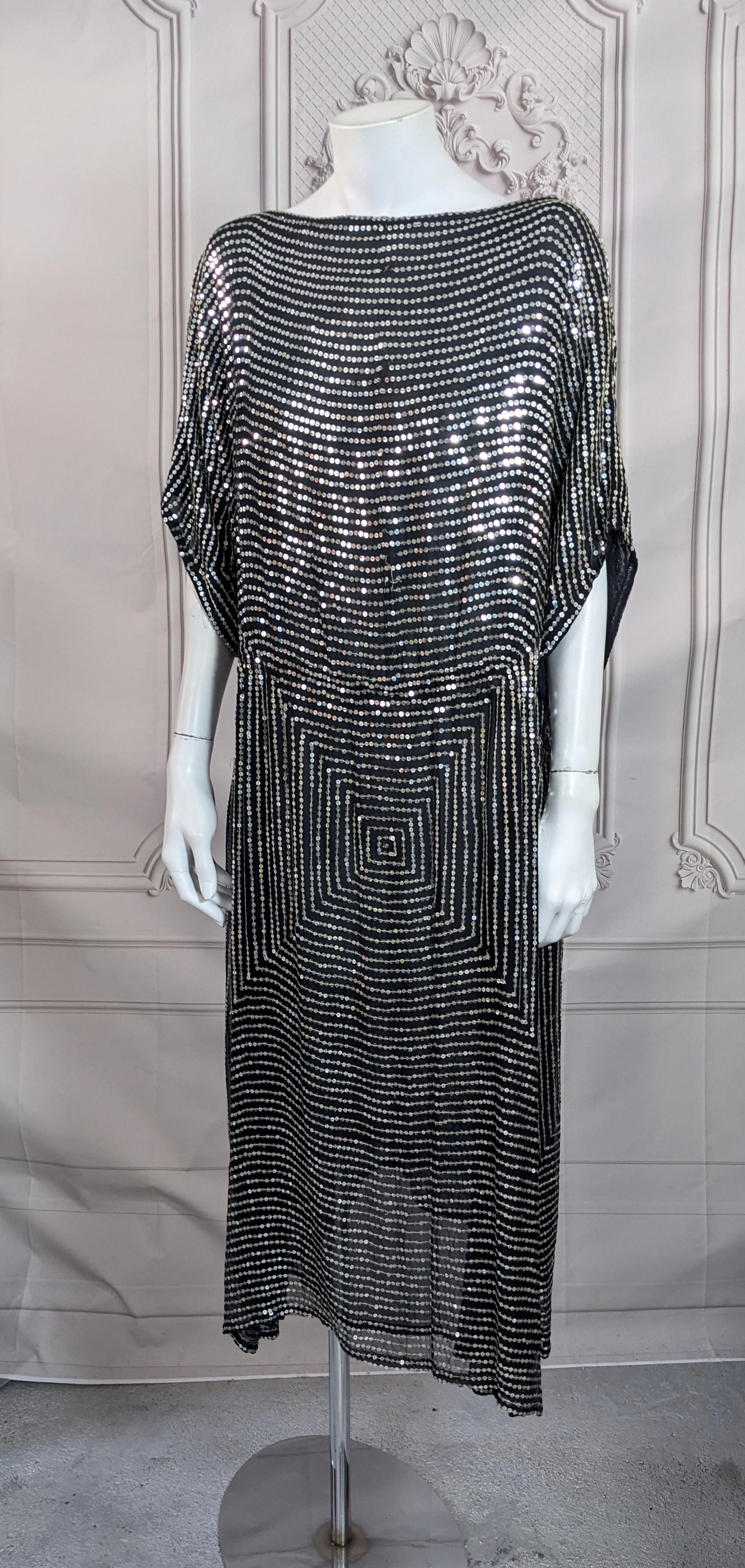 Abito da discoteca in chiffon di seta incrostato di lustrini, stile Slouchy Chic, degli anni '80. Stile slip over con scollo a bateau, ampie maniche a kimono e arricciature su ogni fianco come un abito degli anni '20. Vestibilità facile con motivo