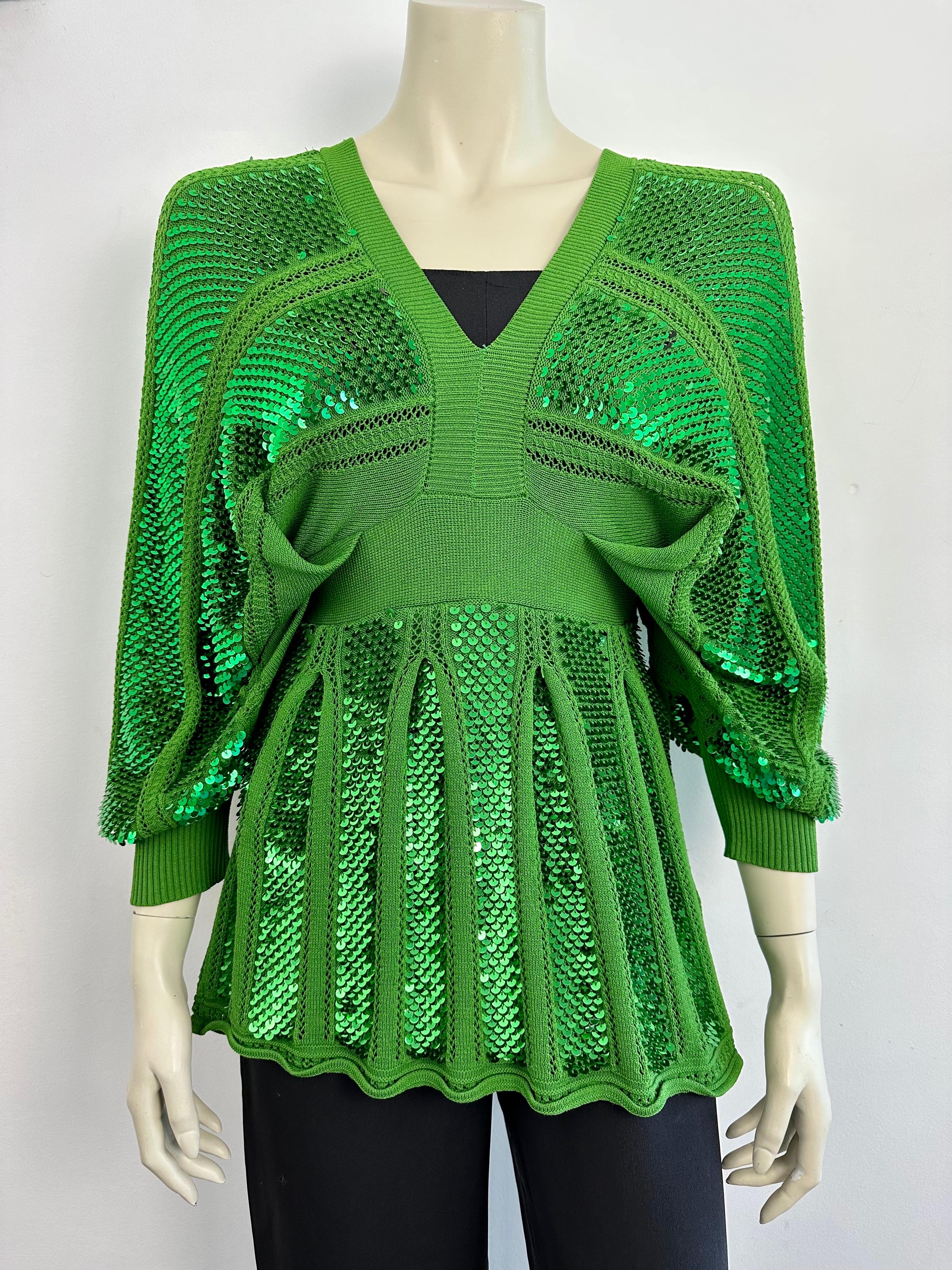 Sequin tunic top Kenzo Defilé
V-neckline front and back
Slightly balloon sleeves and bats tightened at bottom
Tightened under the bust
Side zipper
Size L
40cm under bust (stretch fabric)
70% wool 30% polyamide
Please note a small stain on the kenzo