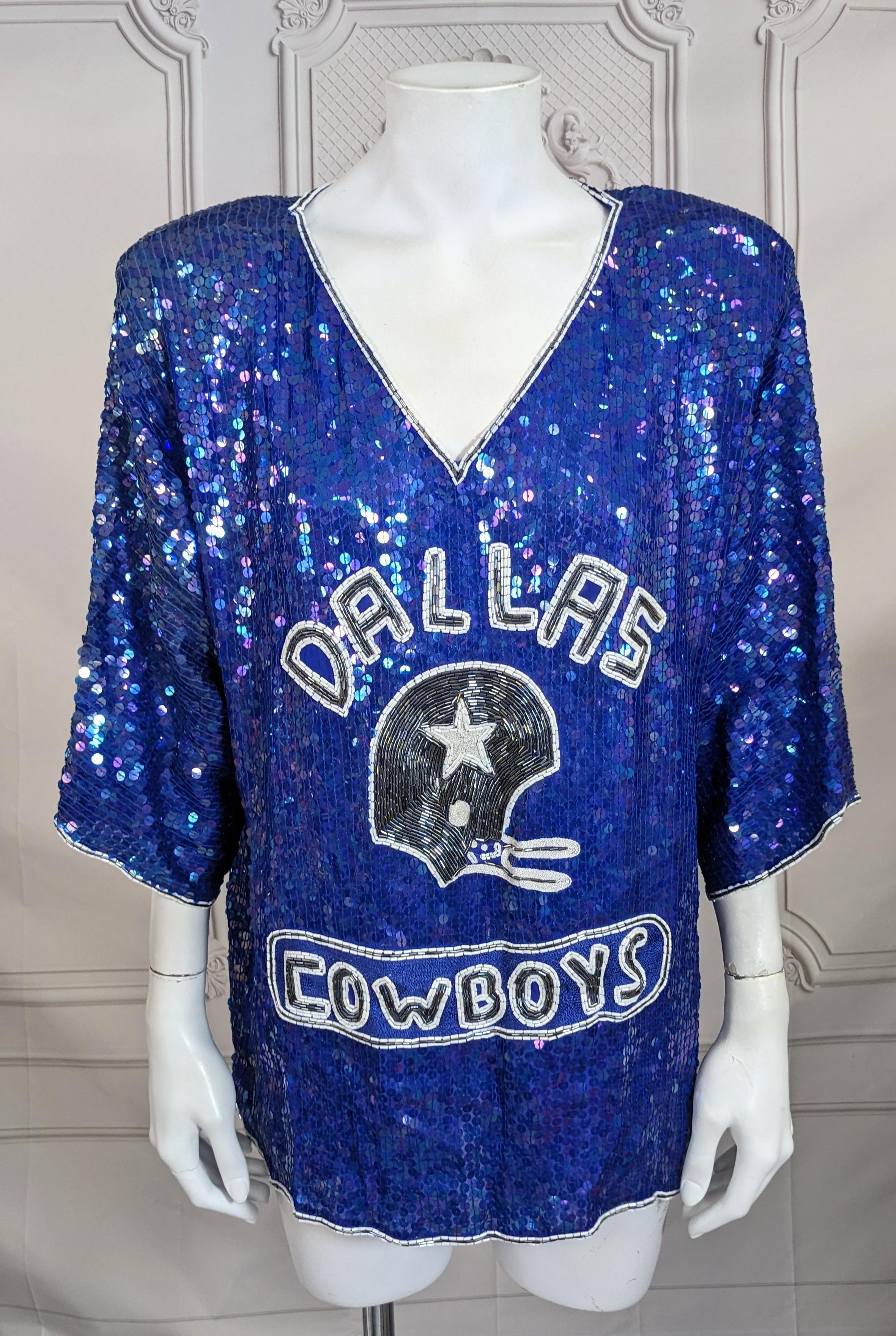 Easy Sequined Dallas Cowboys Football Jersey des années 1980 par Jeanette pour St. Martin Sport. Bleu violet irisé avec des accents de perles de lait et d'hématite. Coupe ample et facile à porter avec de larges pads sur les épaules. États-Unis,