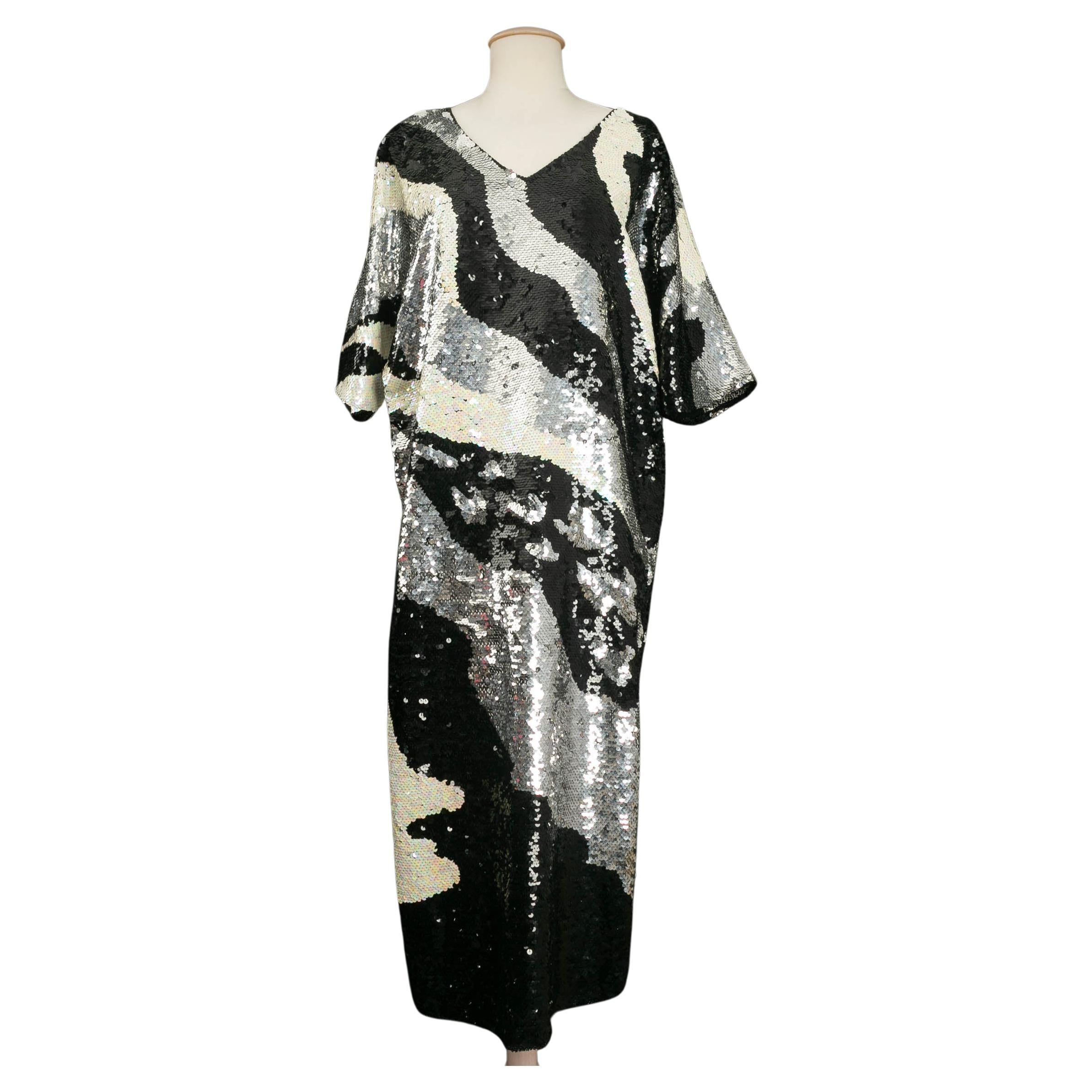 Paillettenbesetztes Kleid