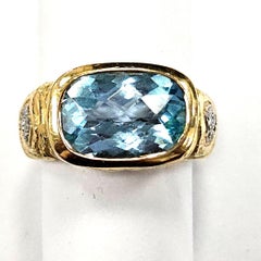 Bague Sequoia en or 18 carats avec topaze bleu clair et diamants, texture en relief