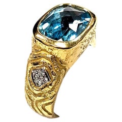 Bague Sequoia en or 18 carats avec topaze bleu clair et diamants, texture en relief