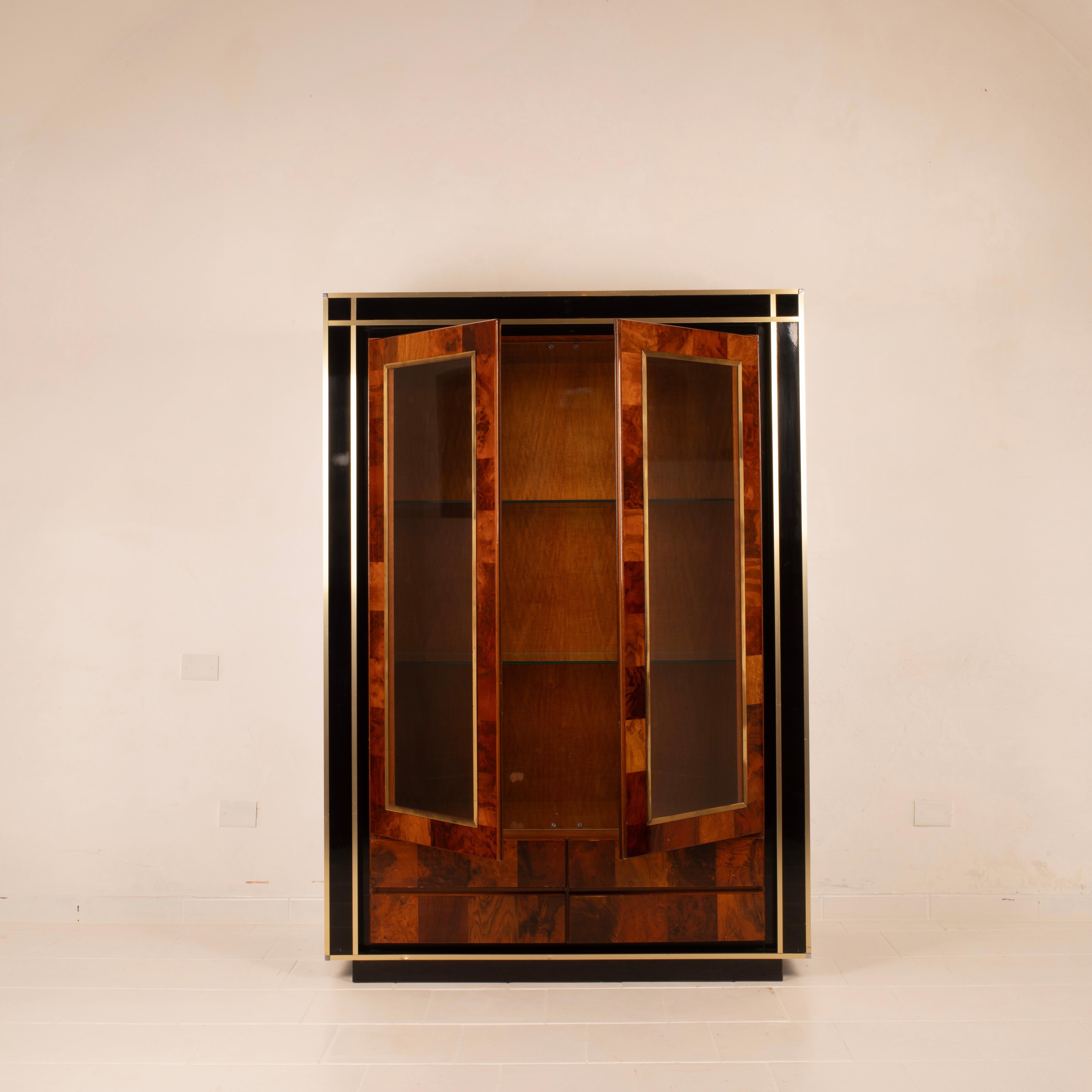 Elegant, bold, and timeless: this rare bar cabinet designed by Willy Rizzo is the perfect embodiment of his unmistakable style, suspended between rationalist functionalism and sophisticated glamour.
Rizzo – a key figure of 1970s European design,