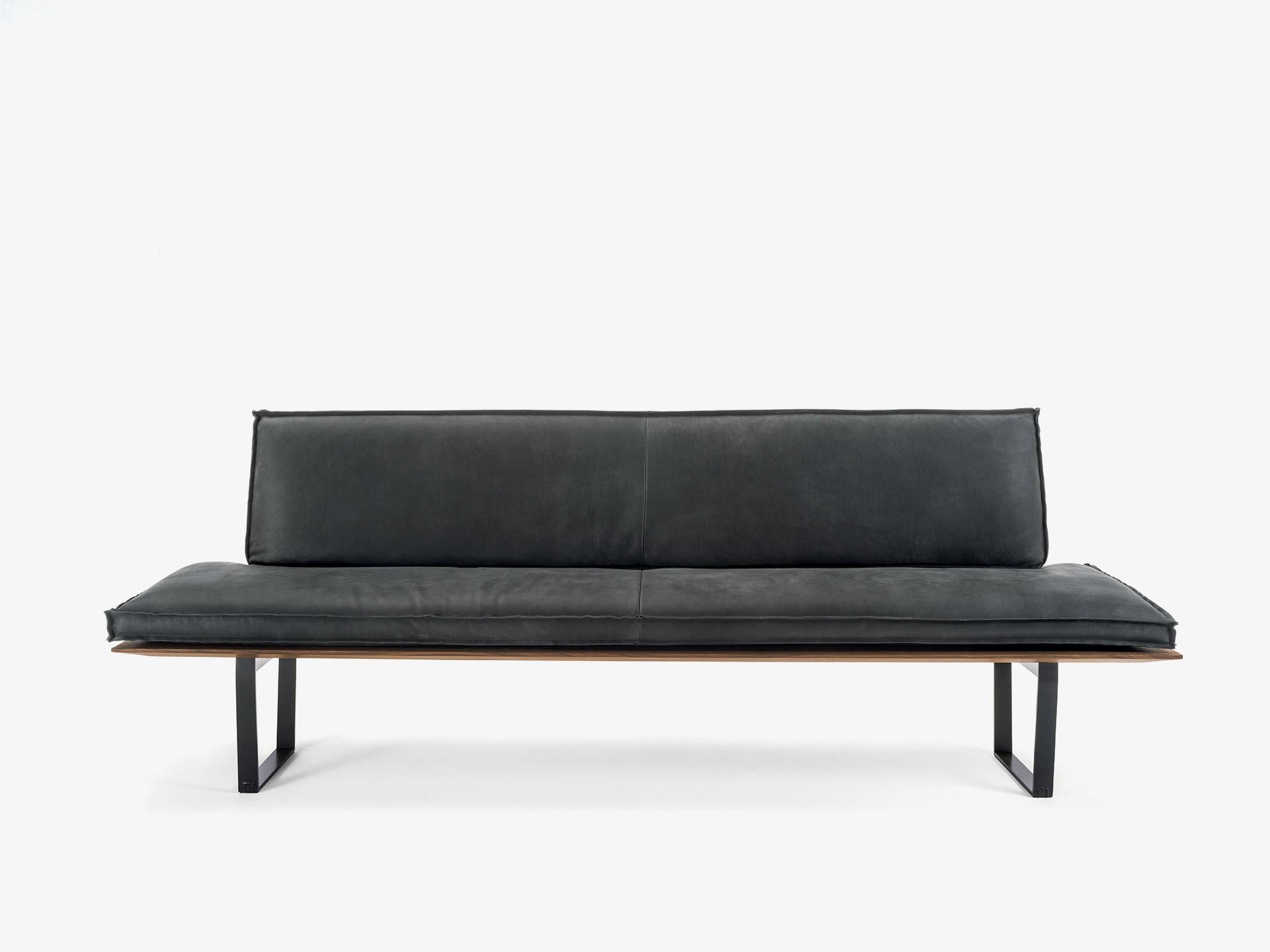 XXIe siècle et contemporain Banc en bois massif et fer Sequoia, conçu par Cengiz Civan, fabriqué en Italie en vente
