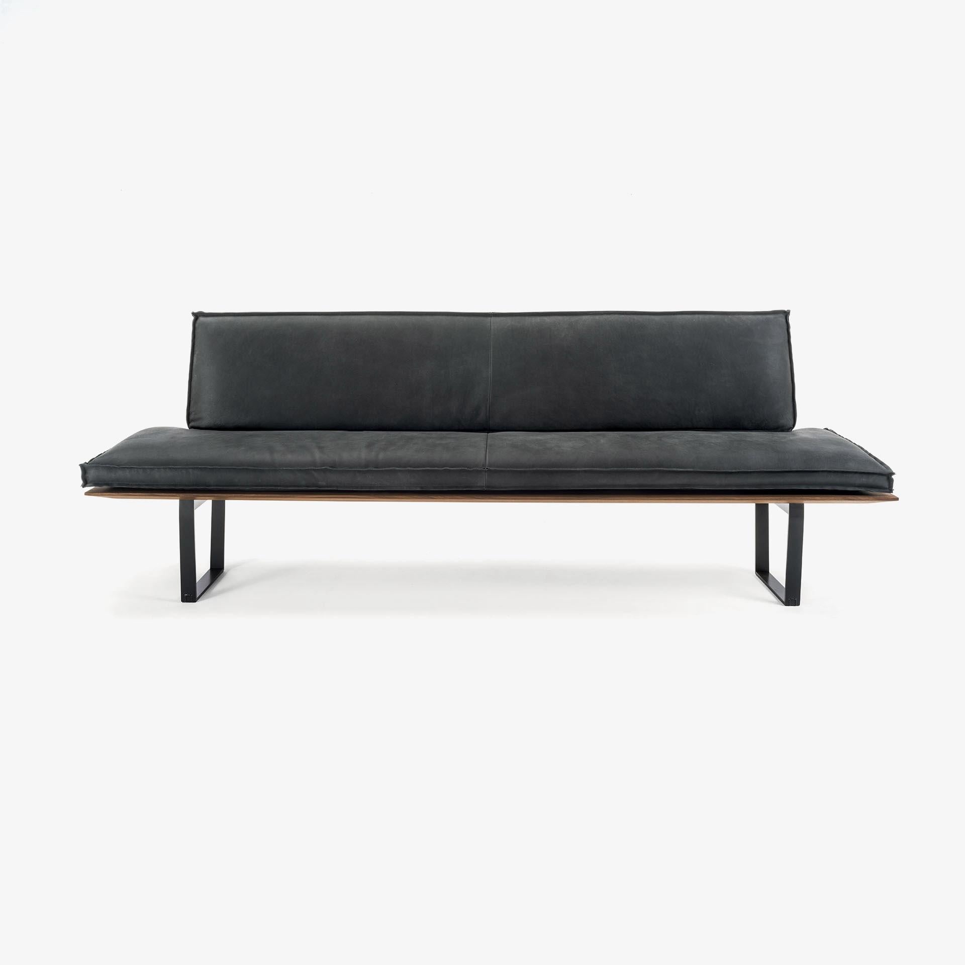 Banc en bois massif et fer Sequoia, conçu par Cengiz Civan, fabriqué en Italie en vente 2