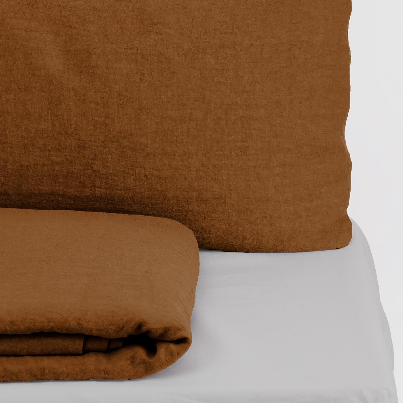 Dieses elegante und farbenfrohe Set, das vollständig aus feinstem Leinen handgefertigt ist, besteht aus einem Bettbezug mit passenden Kissenbezügen, die in einem raffinierten Sage-Braun gefärbt sind, und einem weißen Spannbettlaken, das auf eine 30