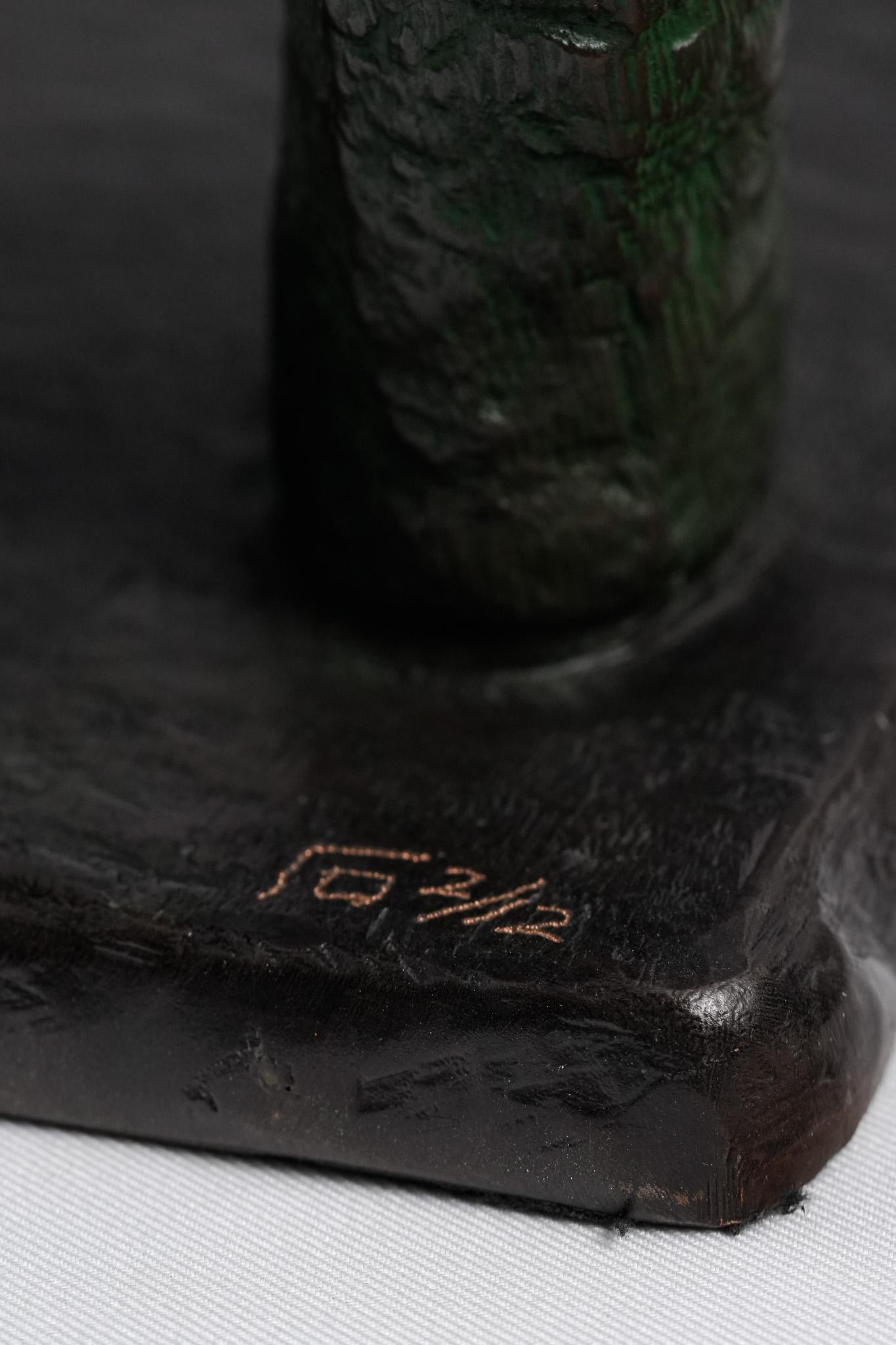 A Second Glance, Contemporary Bronze Figure Sculpture en vente 7