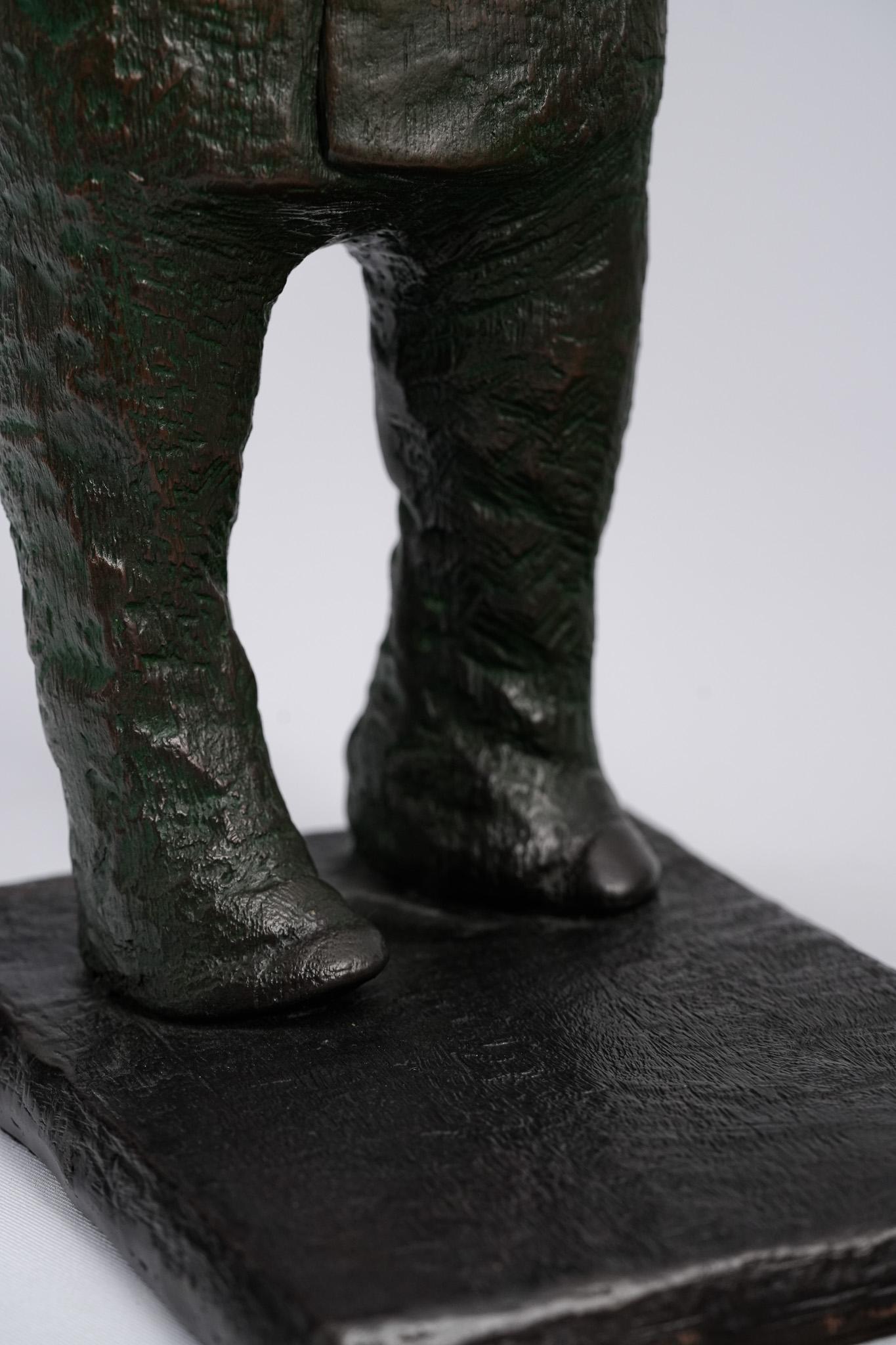 A Second Glance, Contemporary Bronze Figure Sculpture en vente 8
