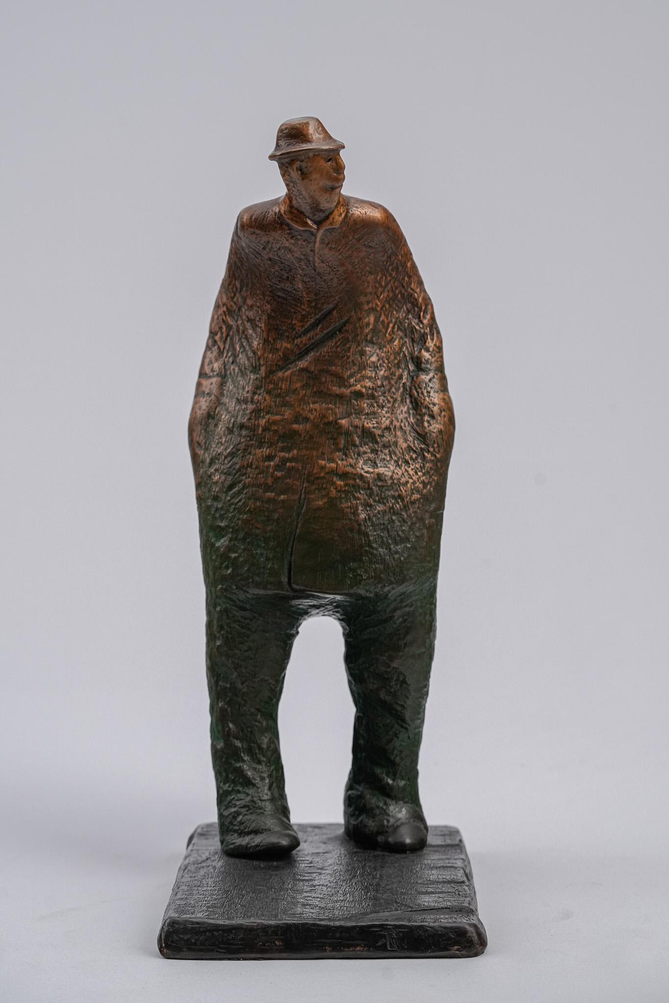 A Second Glance, Contemporary Bronze Figure Sculpture - Or Figurative Sculpture par Ser Uang Huang