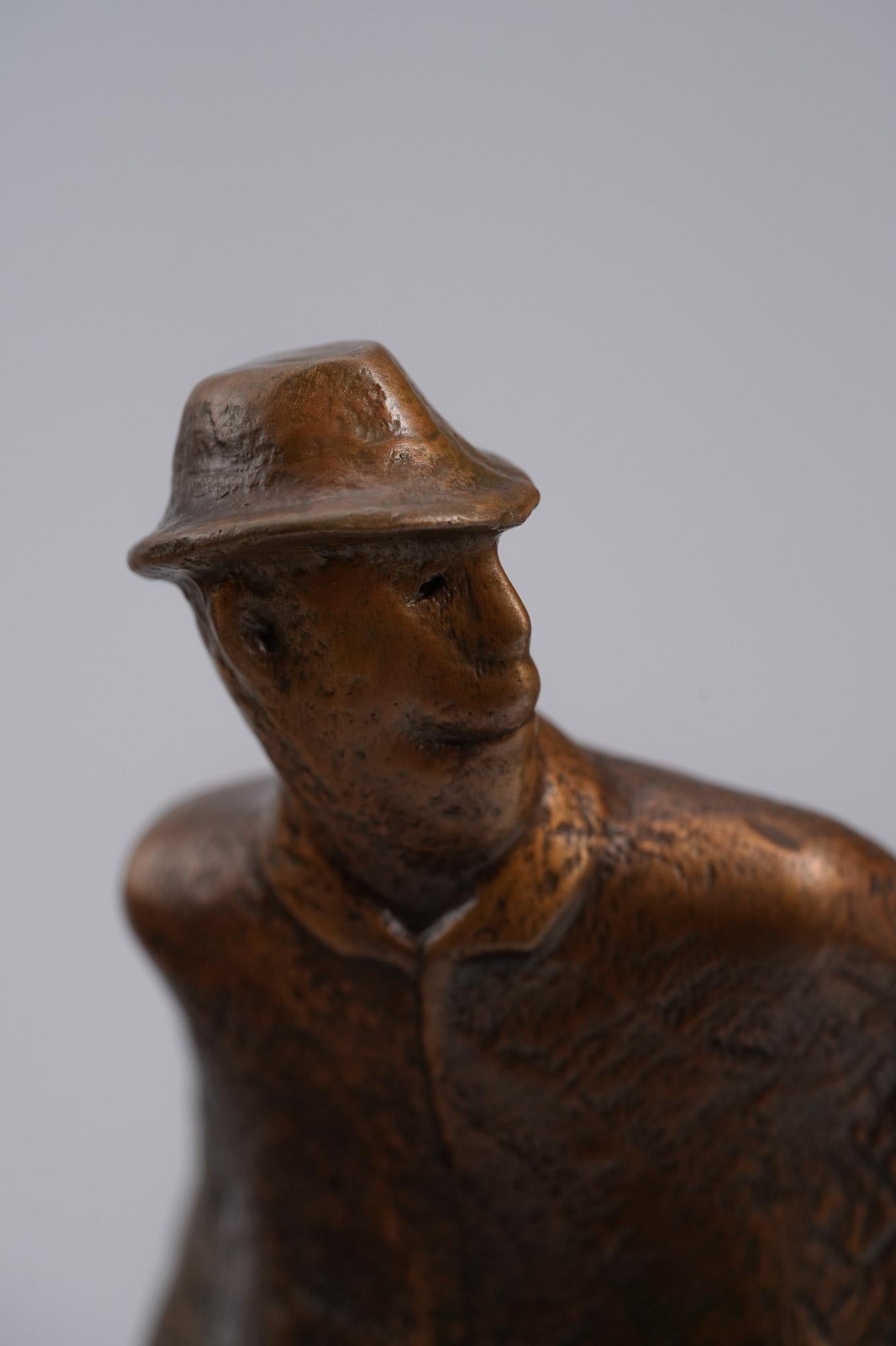 A Second Glance, Contemporary Bronze Figure Sculpture en vente 1