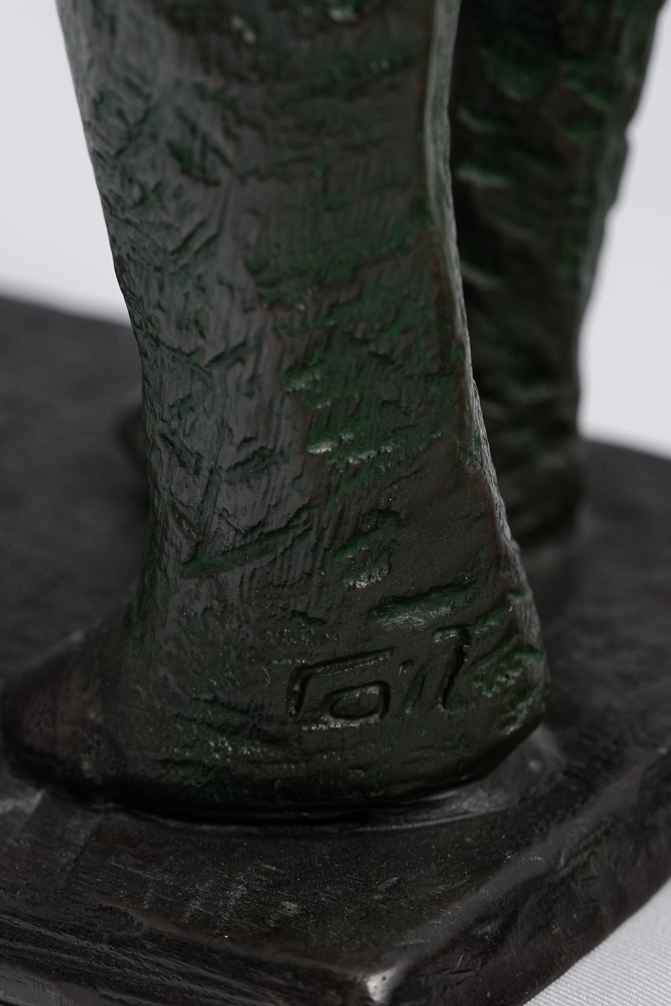 A Second Glance, Contemporary Bronze Figure Sculpture en vente 6