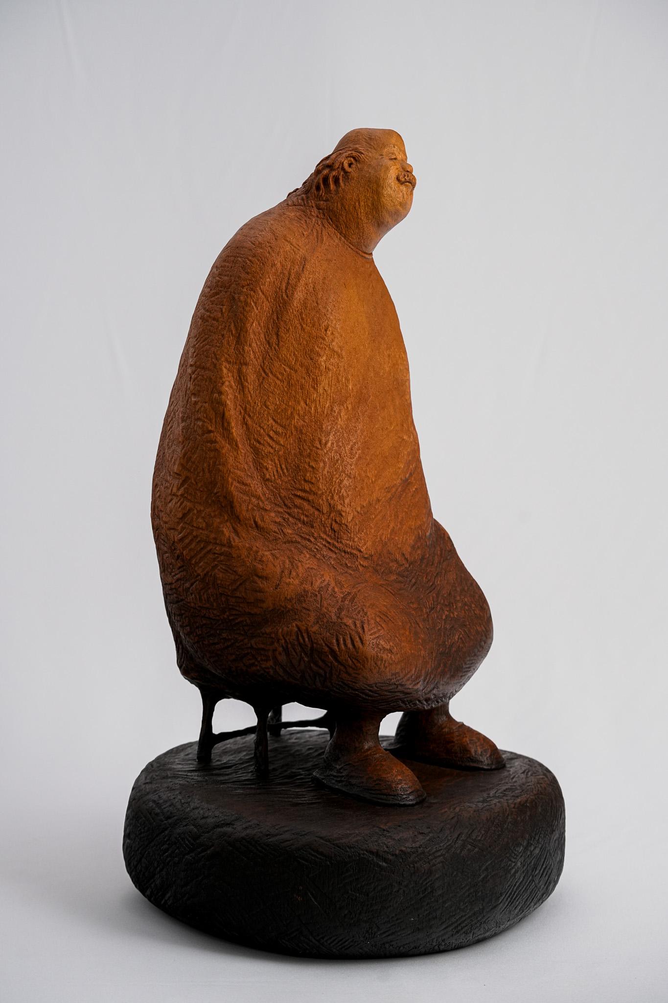 An Afternoon Break, Zeitgenössische handgeschnitzte Holzfigurenskulptur, 2013 – Sculpture von Ser Uang Huang