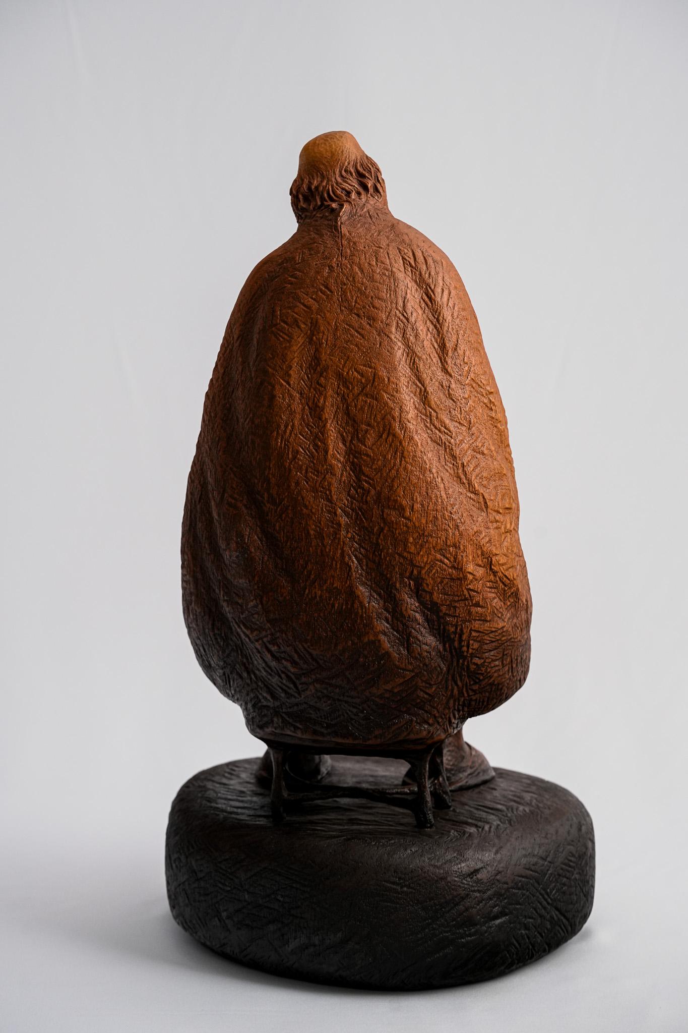 An Afternoon Break, Zeitgenössische handgeschnitzte Holzfigurenskulptur, 2013 (Braun), Figurative Sculpture, von Ser Uang Huang