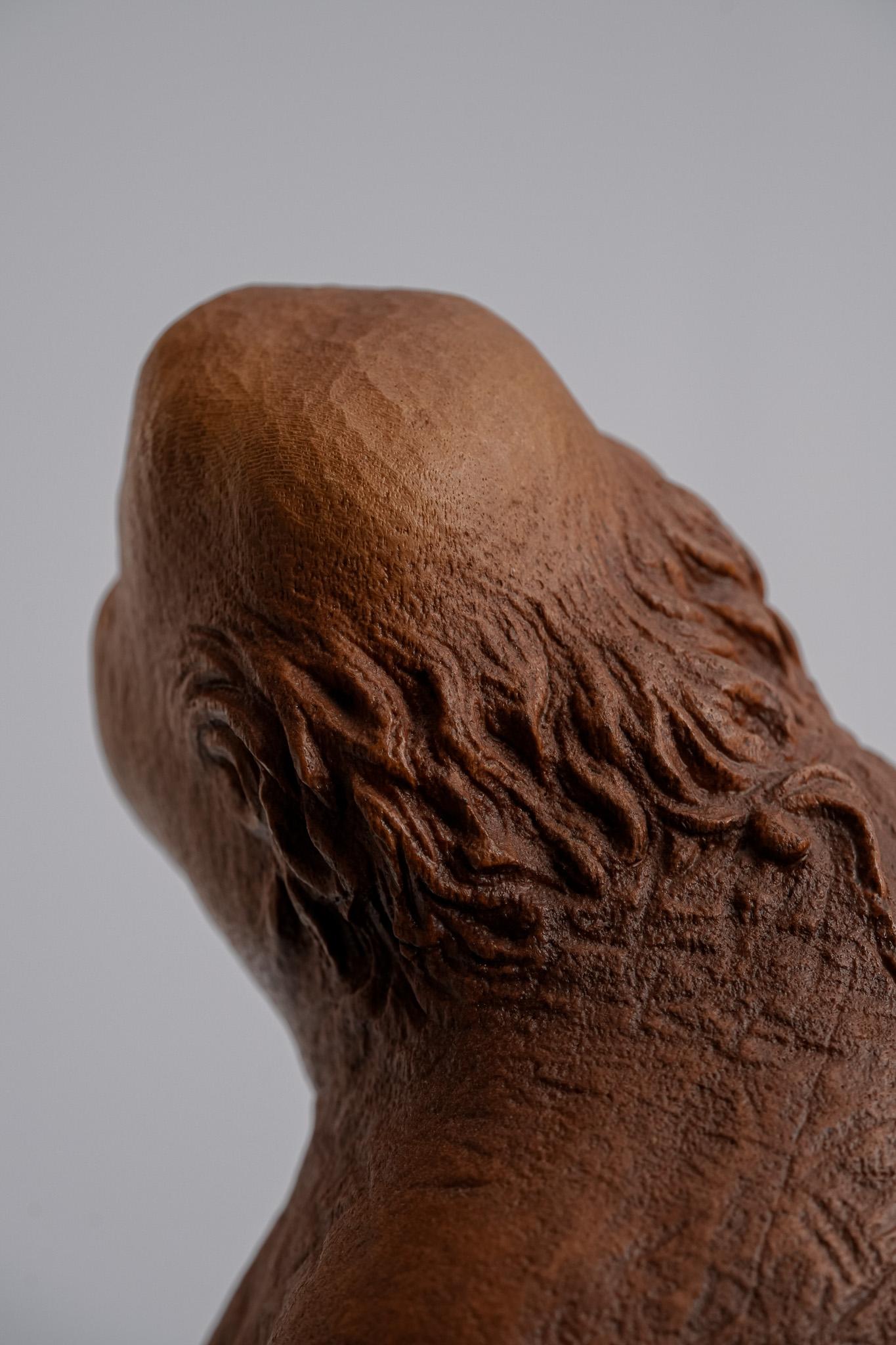 An Afternoon Break, Zeitgenössische handgeschnitzte Holzfigurenskulptur, 2013 im Angebot 1