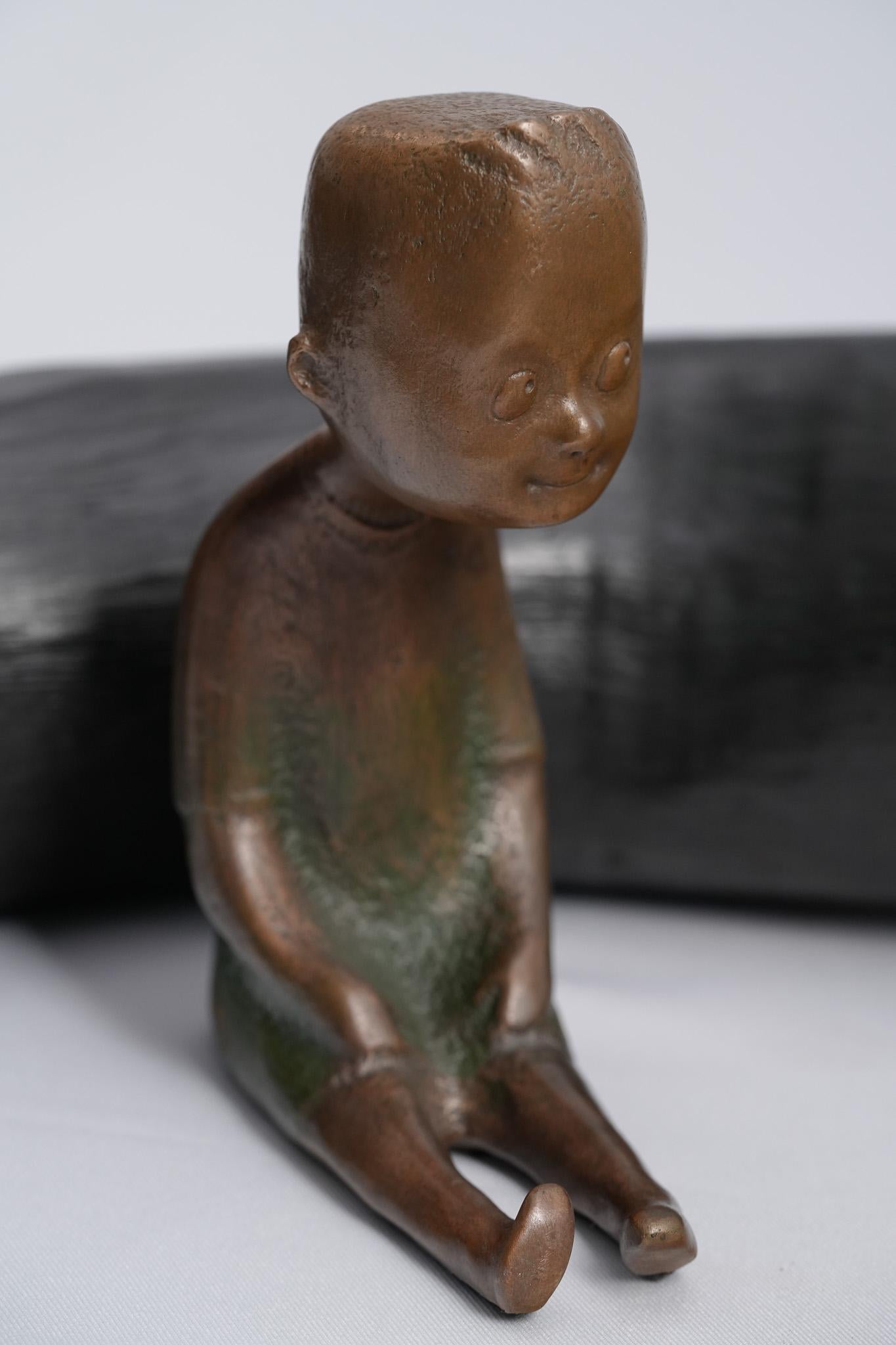 Kindheit, zeitgenössische Bronzeskulptur im Angebot 5