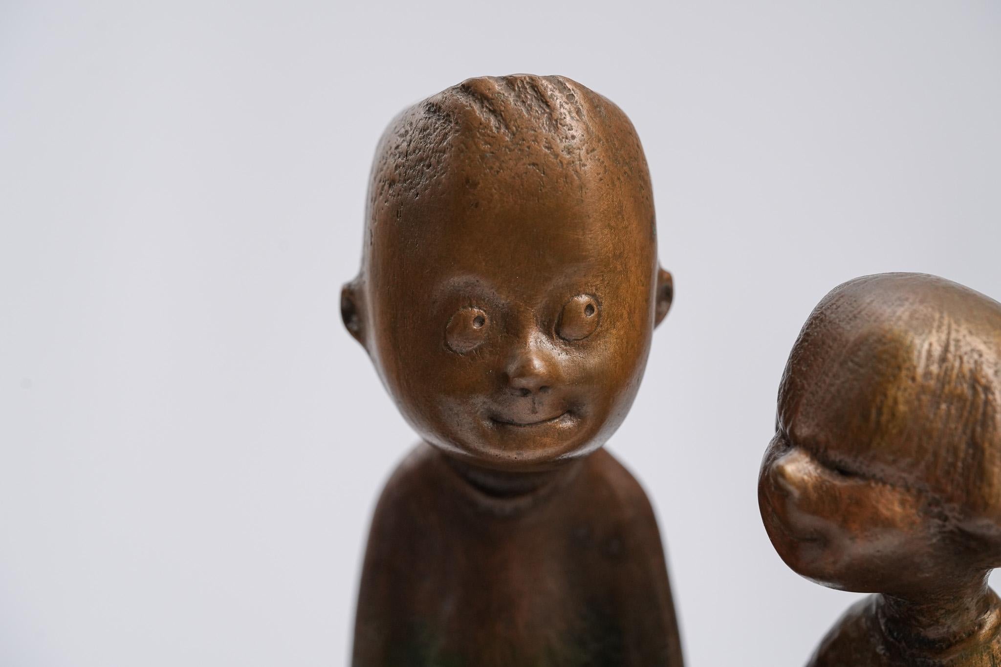 Kindheit, zeitgenössische Bronzeskulptur im Angebot 6