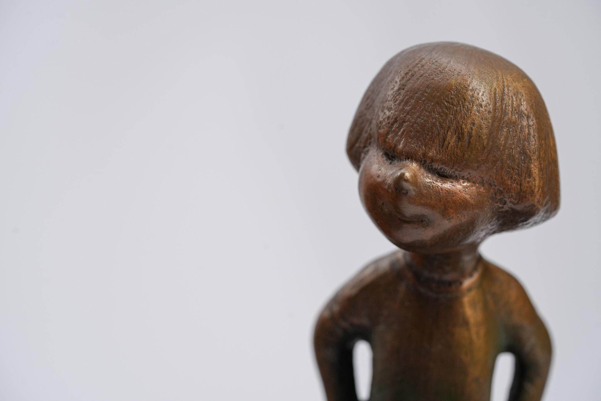 Kindheit, zeitgenössische Bronzeskulptur im Angebot 7