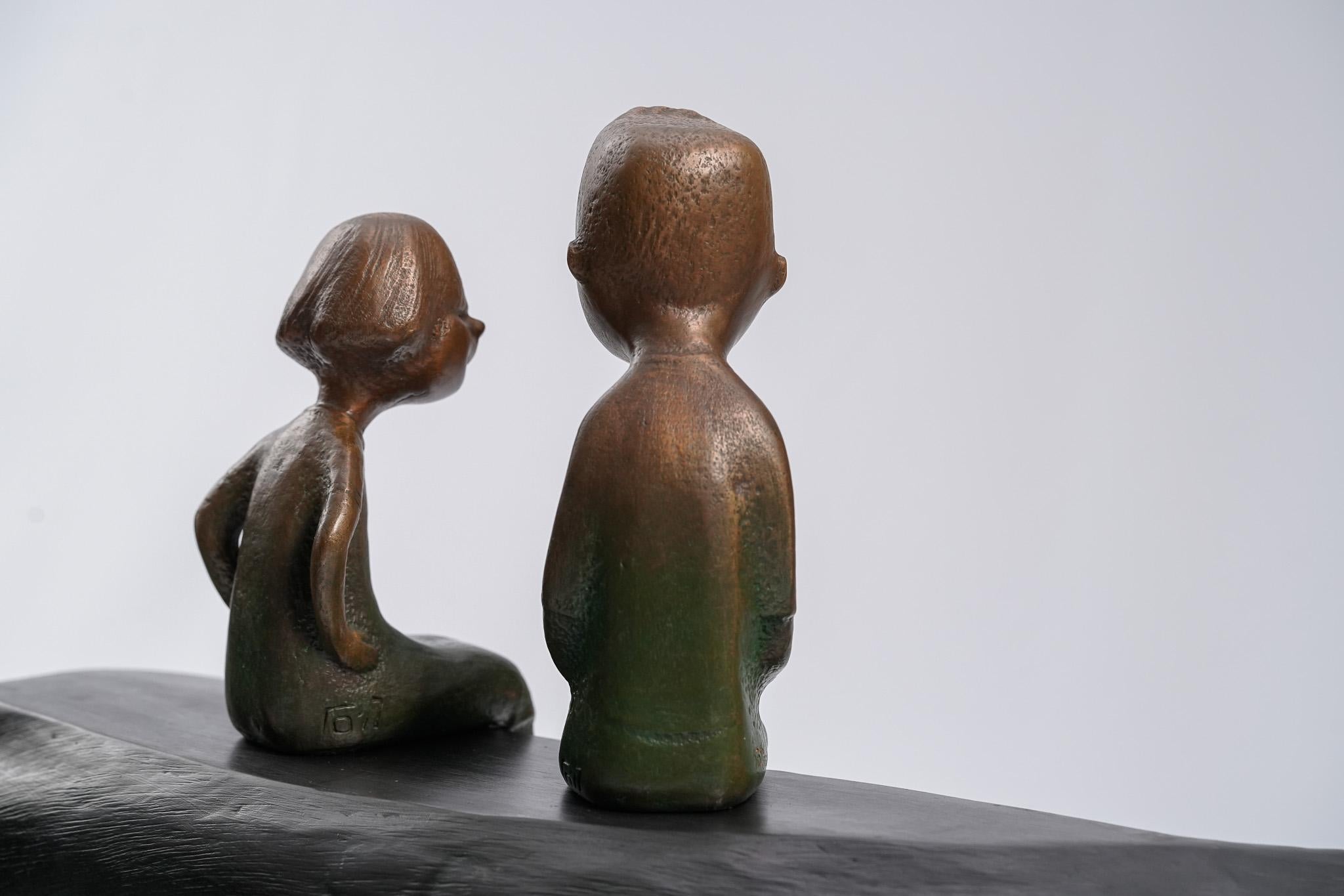 Kindheit, zeitgenössische Bronzeskulptur im Angebot 10