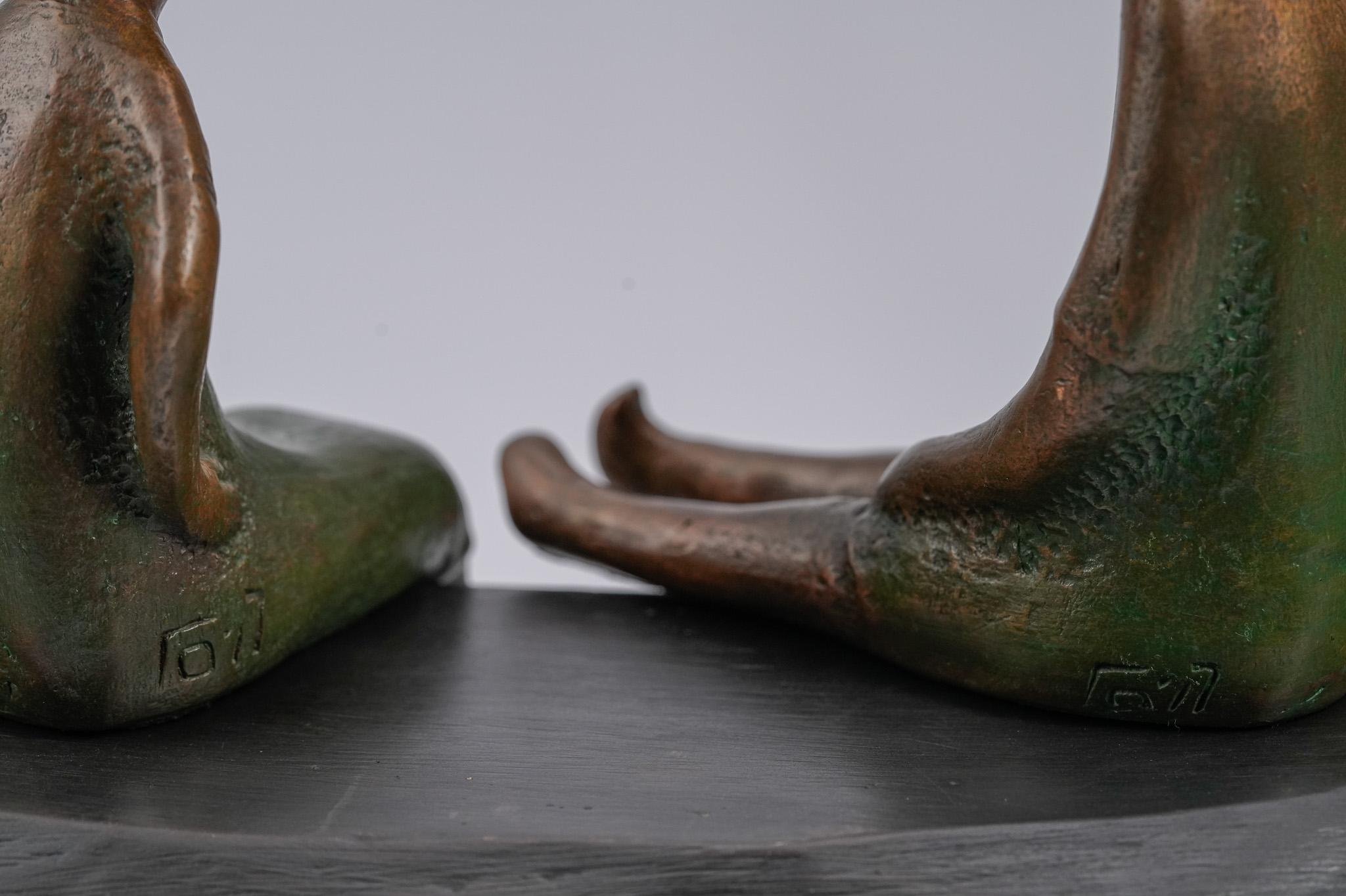 Kindheit, zeitgenössische Bronzeskulptur im Angebot 11