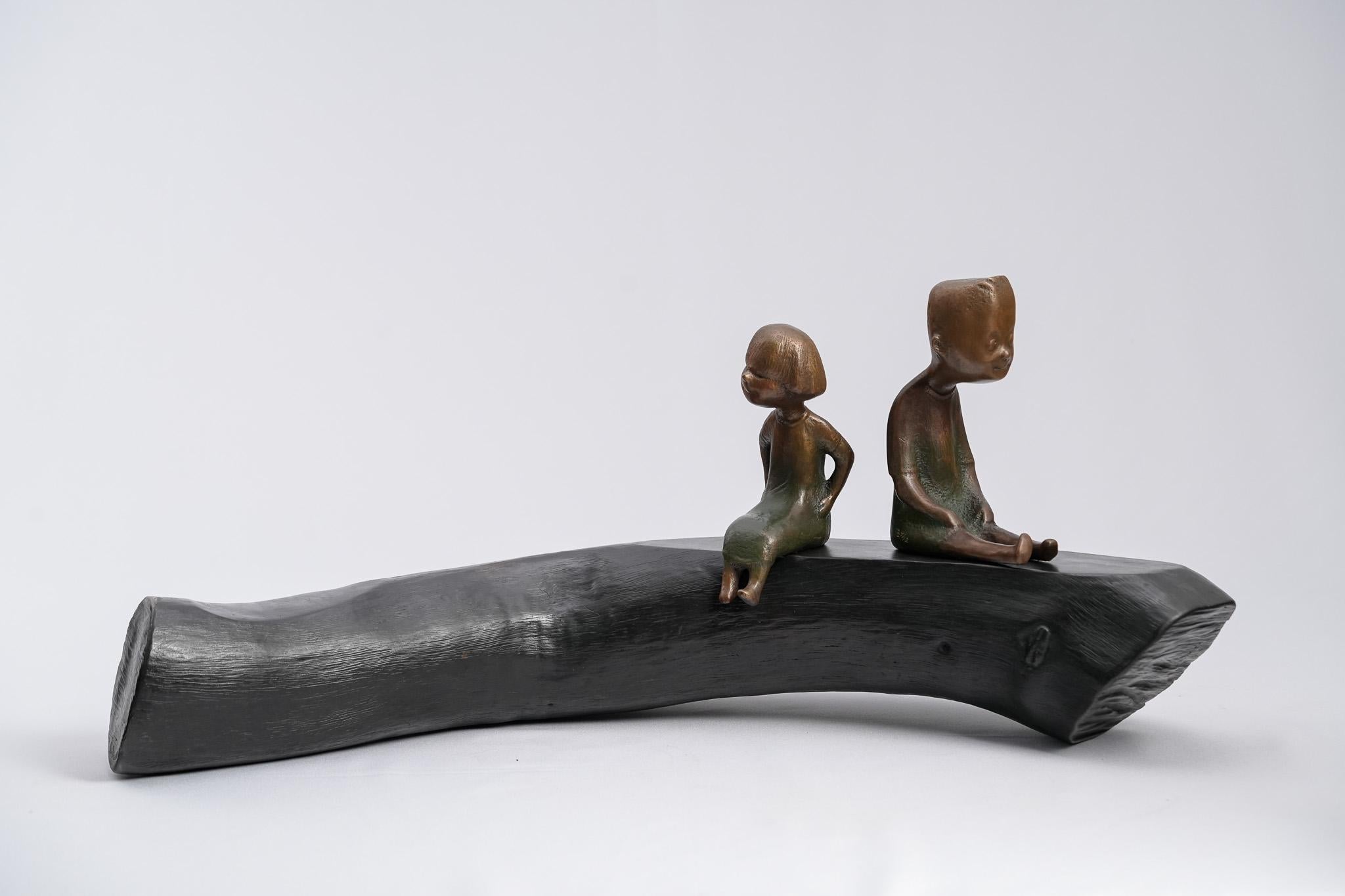 Kindheit, zeitgenössische Bronzeskulptur im Angebot 1