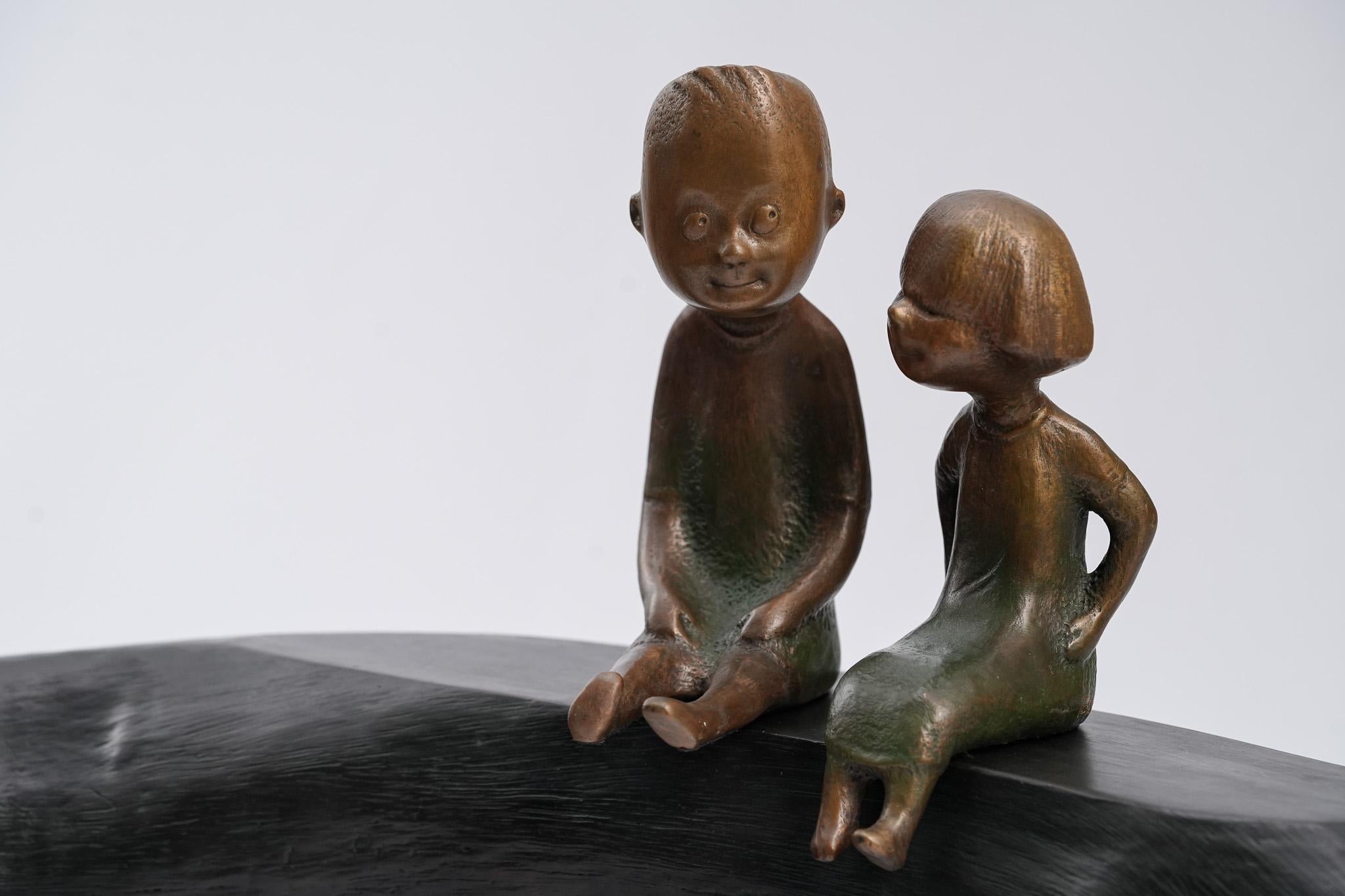 Kindheit, zeitgenössische Bronzeskulptur im Angebot 4
