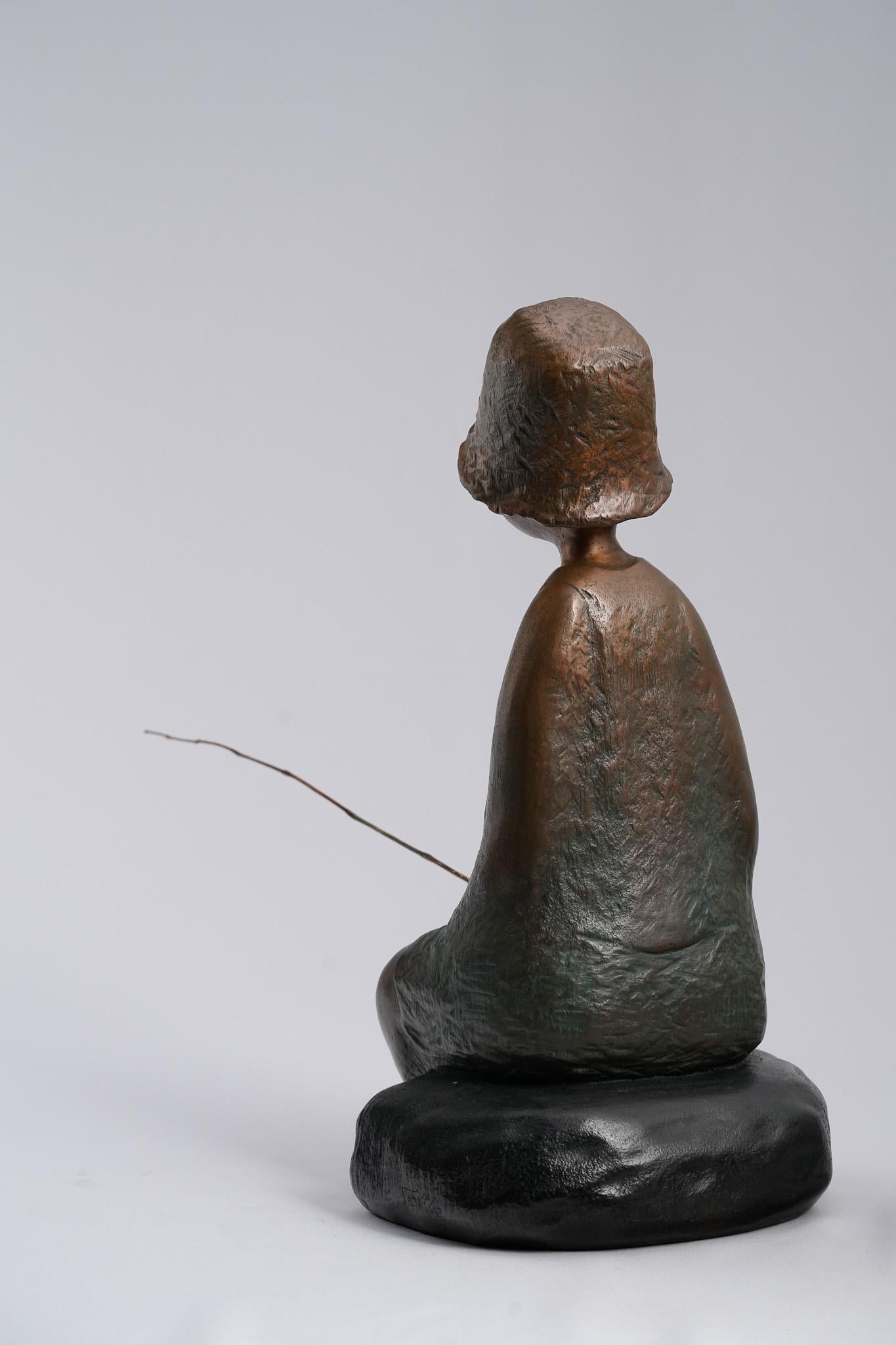 La pêche à la joie - Sculpture en bronze contemporaine, assise - Or Figurative Sculpture par Ser Uang Huang