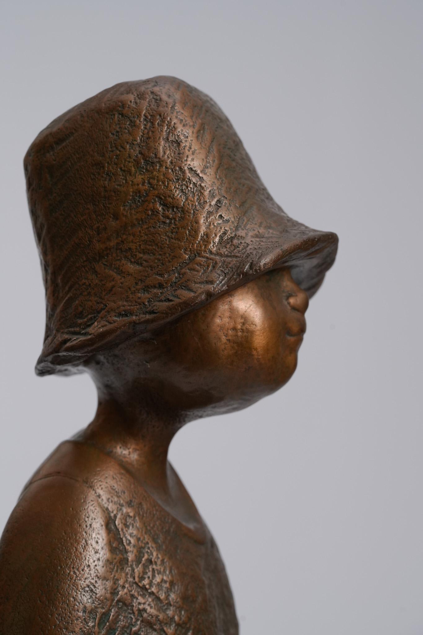 La pêche à la joie - Sculpture en bronze contemporaine, assise en vente 3