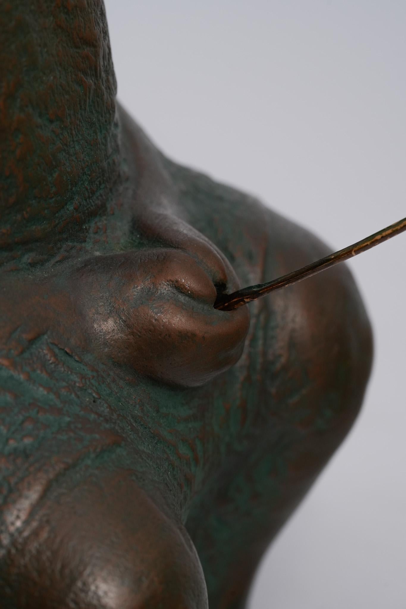 La pêche à la joie - Sculpture en bronze contemporaine, assise en vente 4