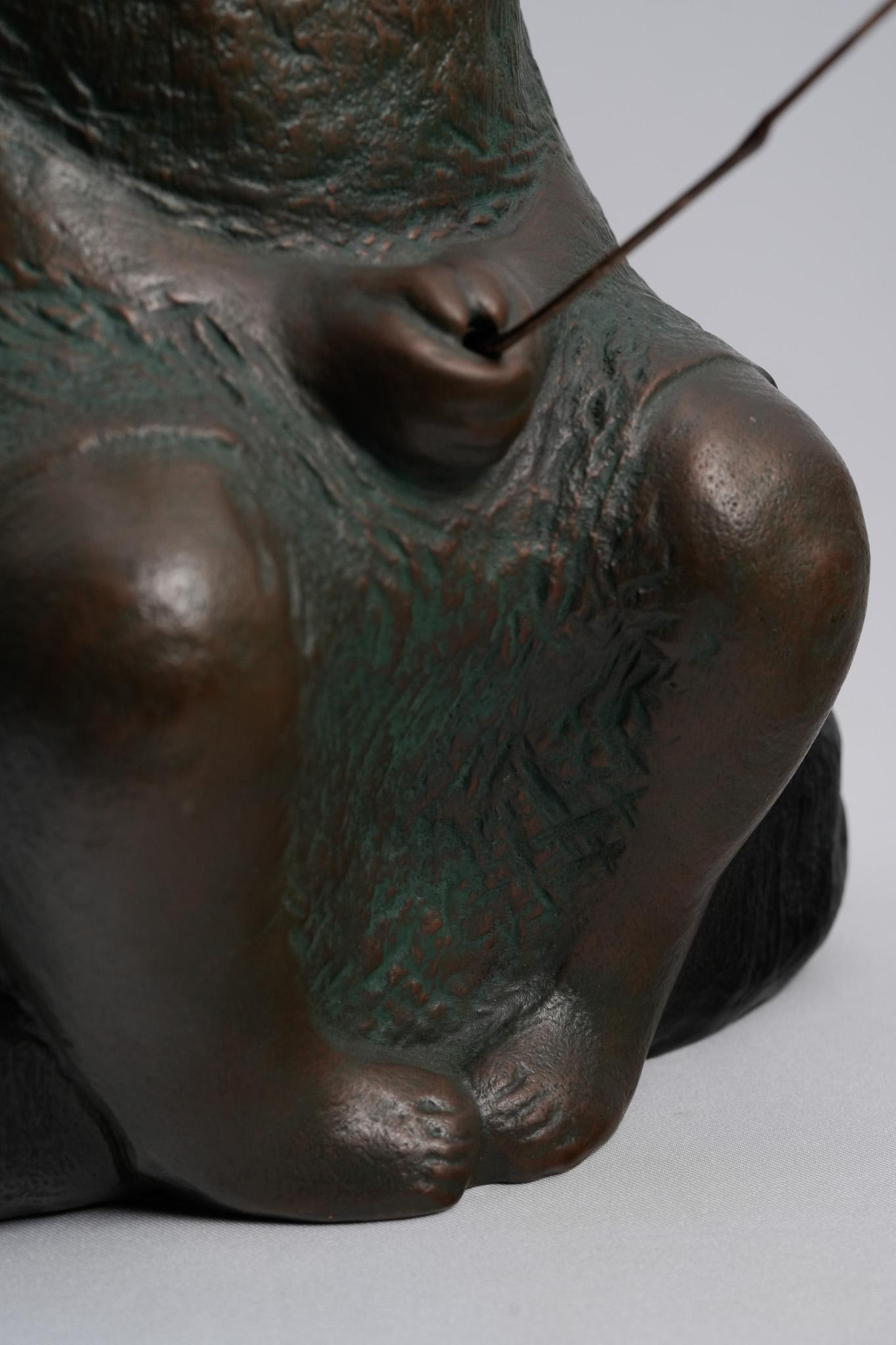 La pêche à la joie - Sculpture en bronze contemporaine, assise en vente 6