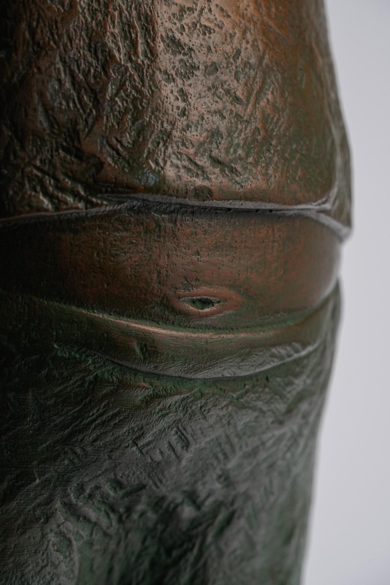 Gazing, Skulptur einer zeitgenössischen Bronzefigur im Angebot 5