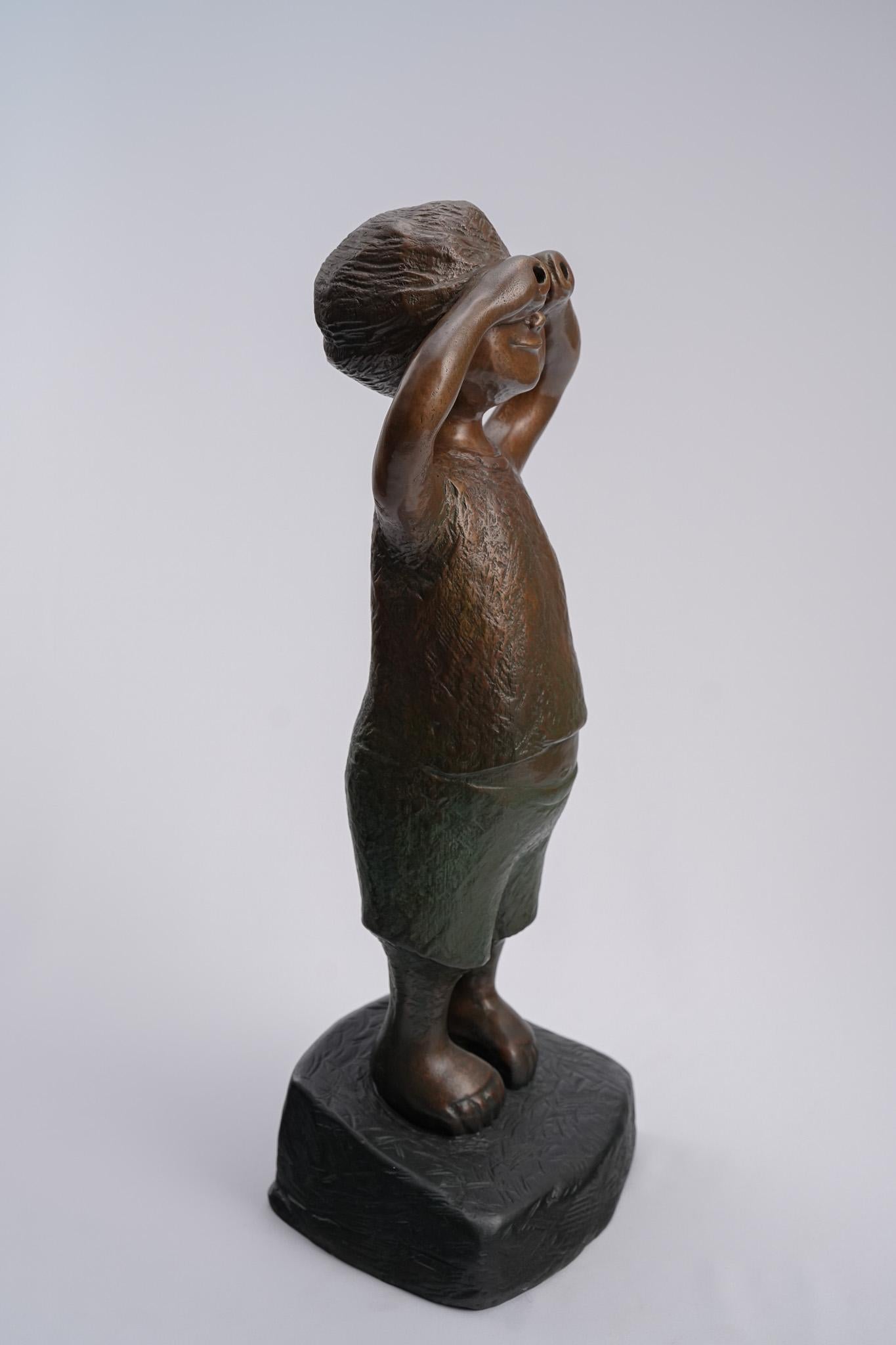Gazing, Skulptur einer zeitgenössischen Bronzefigur – Sculpture von Ser Uang Huang