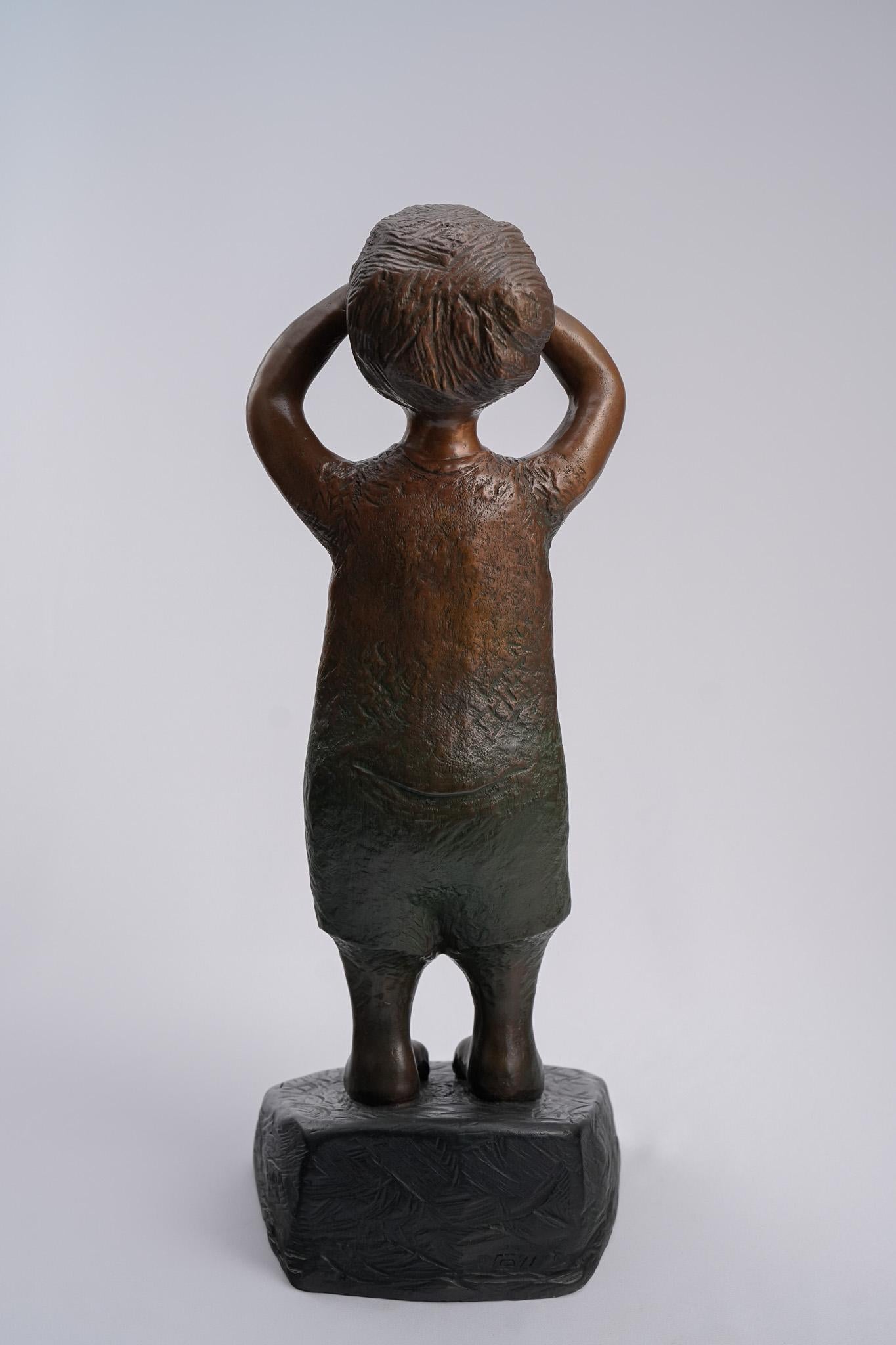 Gazing, Skulptur einer zeitgenössischen Bronzefigur (Zeitgenössisch), Sculpture, von Ser Uang Huang
