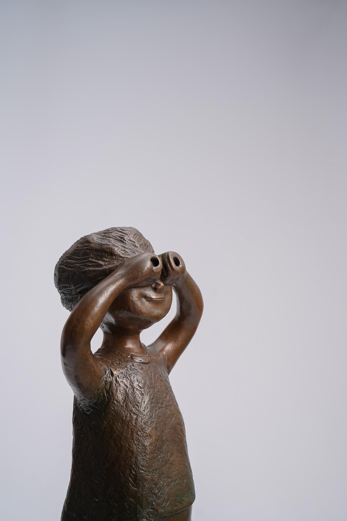 Gazing, Skulptur einer zeitgenössischen Bronzefigur (Gold), Figurative Sculpture, von Ser Uang Huang