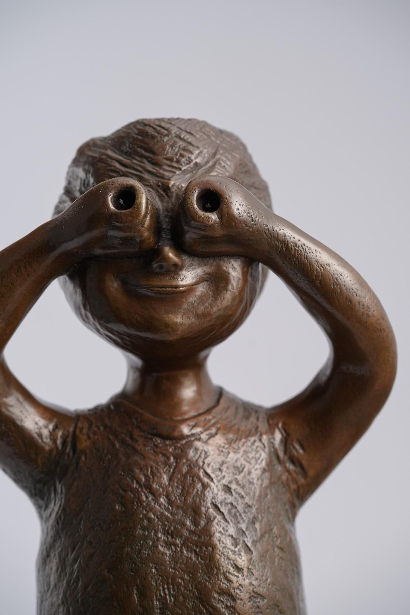 Teil der Kindheitsserie von Ser Uang Huang. Gazing fängt die spielerische Unschuld der Kindheit durch das Bild eines Jungen ein, der mit seinen Händen ein Fernglas formt und lächelnd in die Welt blickt. Die Geste drückt eine grenzenlose Neugier und