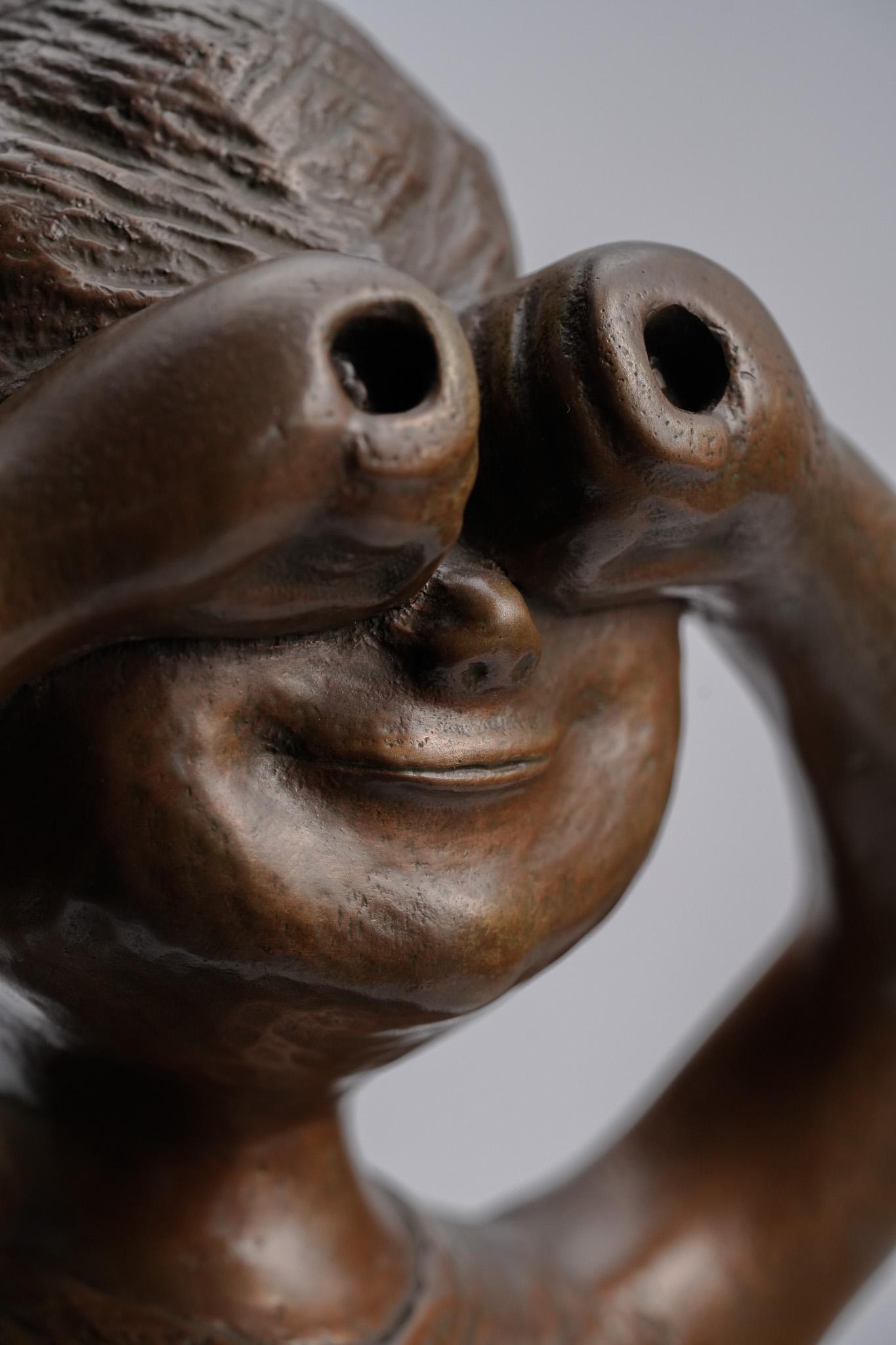 Gazing, Skulptur einer zeitgenössischen Bronzefigur im Angebot 1
