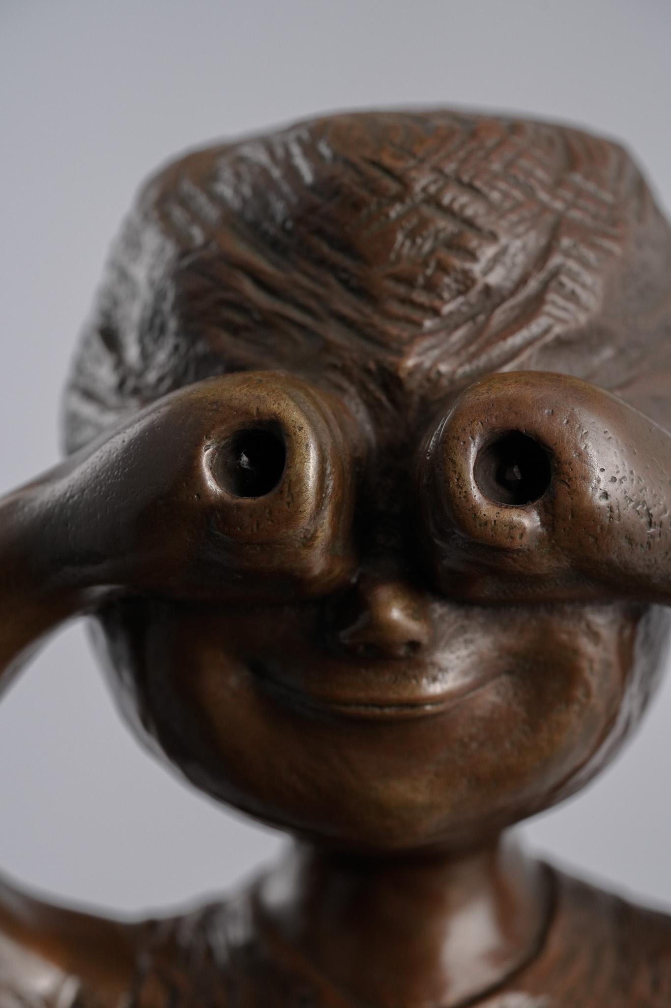 Gazing, Skulptur einer zeitgenössischen Bronzefigur im Angebot 2
