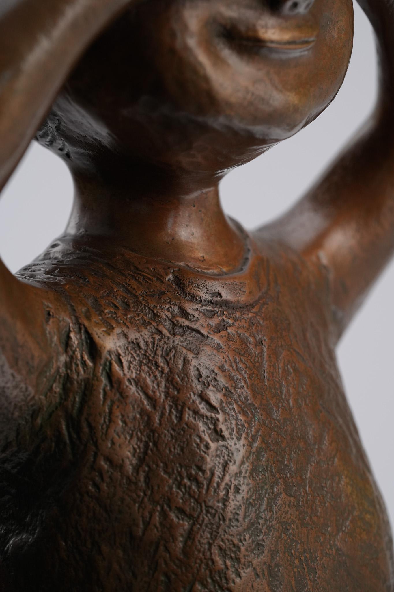 Gazing, Skulptur einer zeitgenössischen Bronzefigur im Angebot 3