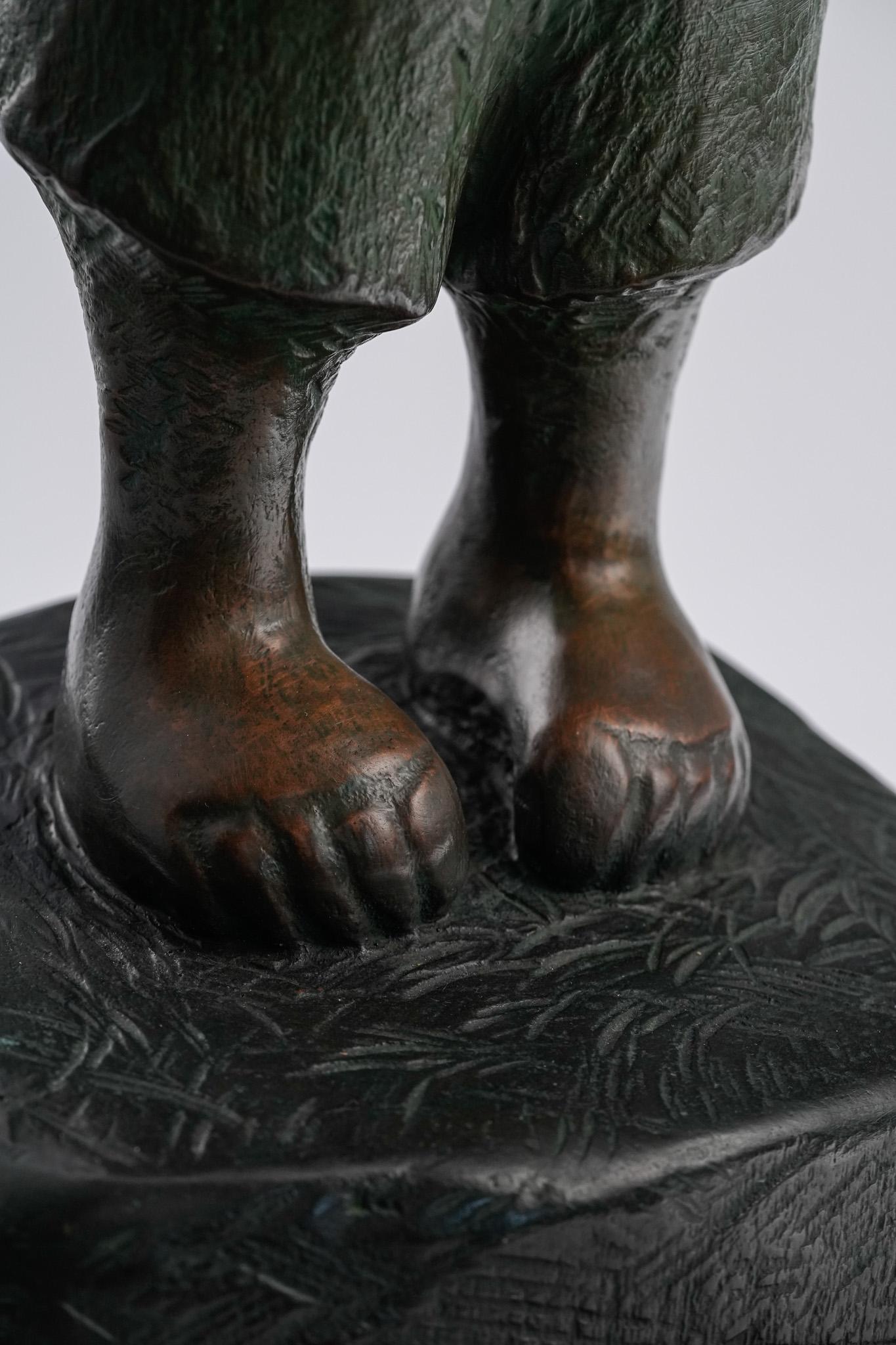Gazing, Skulptur einer zeitgenössischen Bronzefigur im Angebot 4