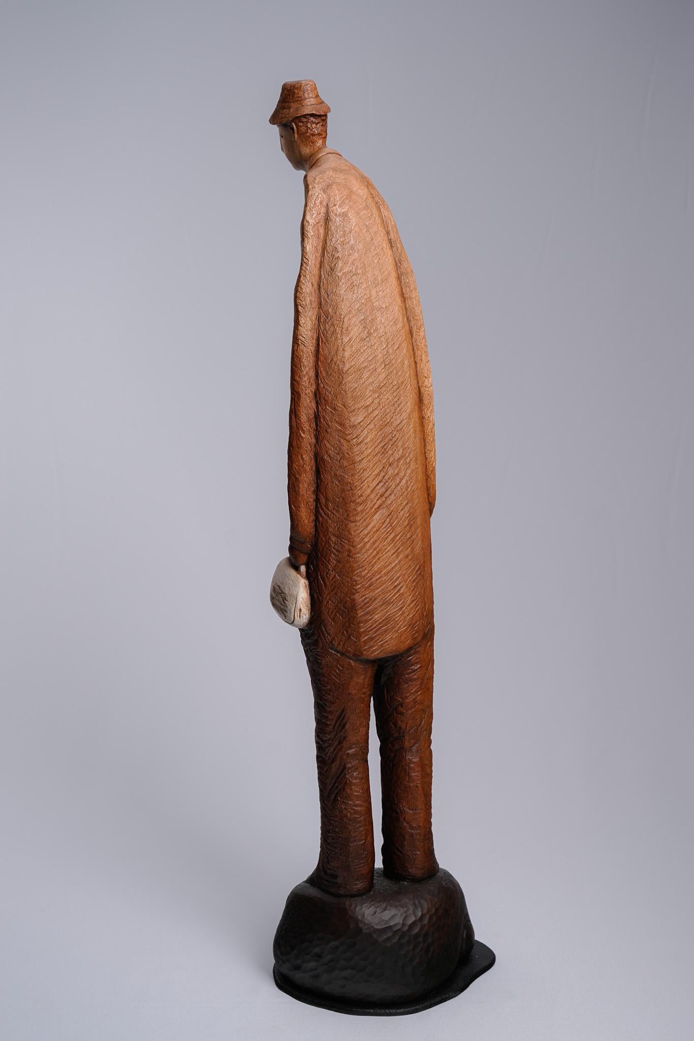 Gotting, Zeitgenössische handgeschnitzte Holzskulptur, 2019 – Sculpture von Ser Uang Huang