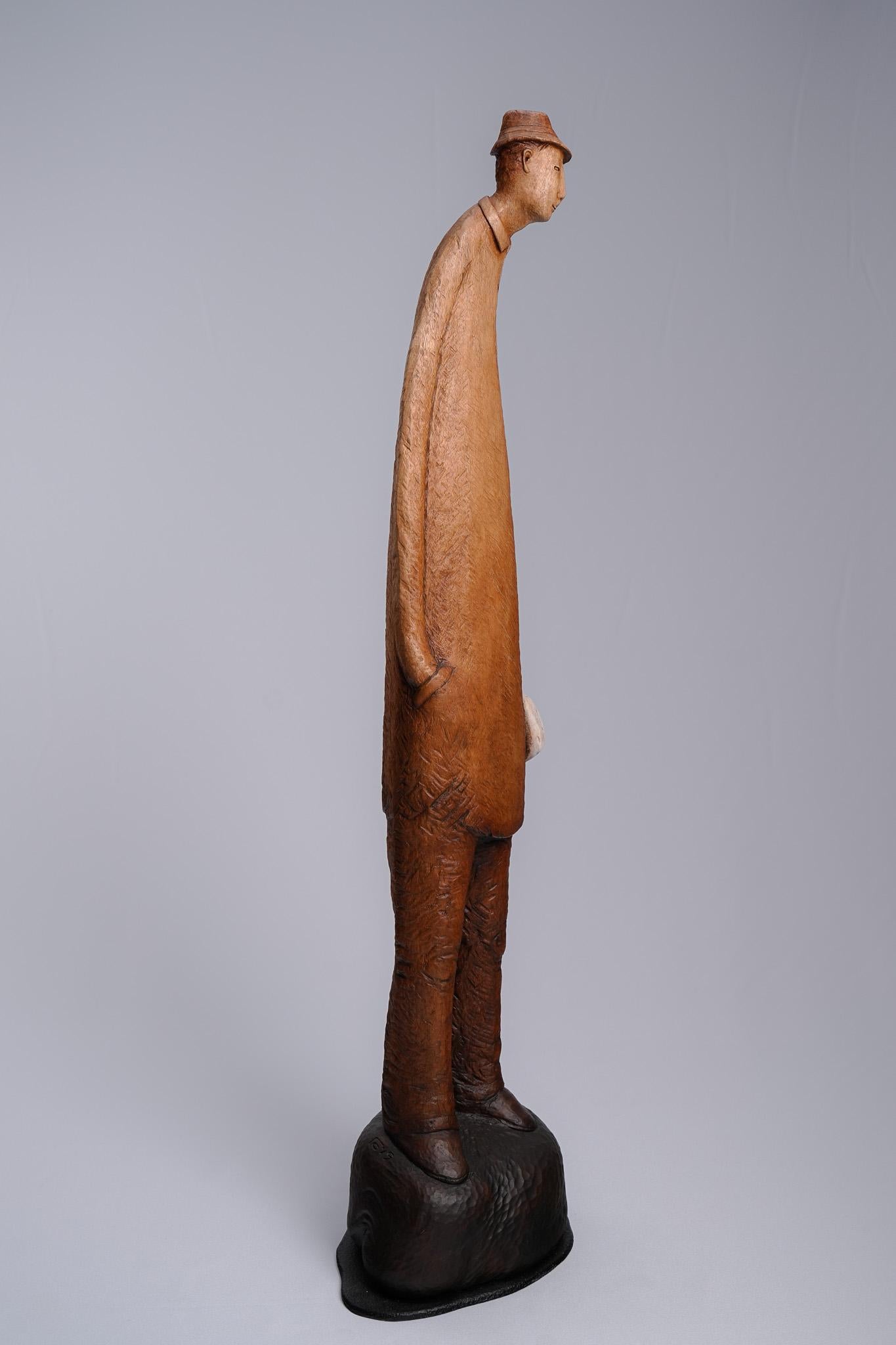 Gotting, Zeitgenössische handgeschnitzte Holzskulptur, 2019 (Braun), Figurative Sculpture, von Ser Uang Huang