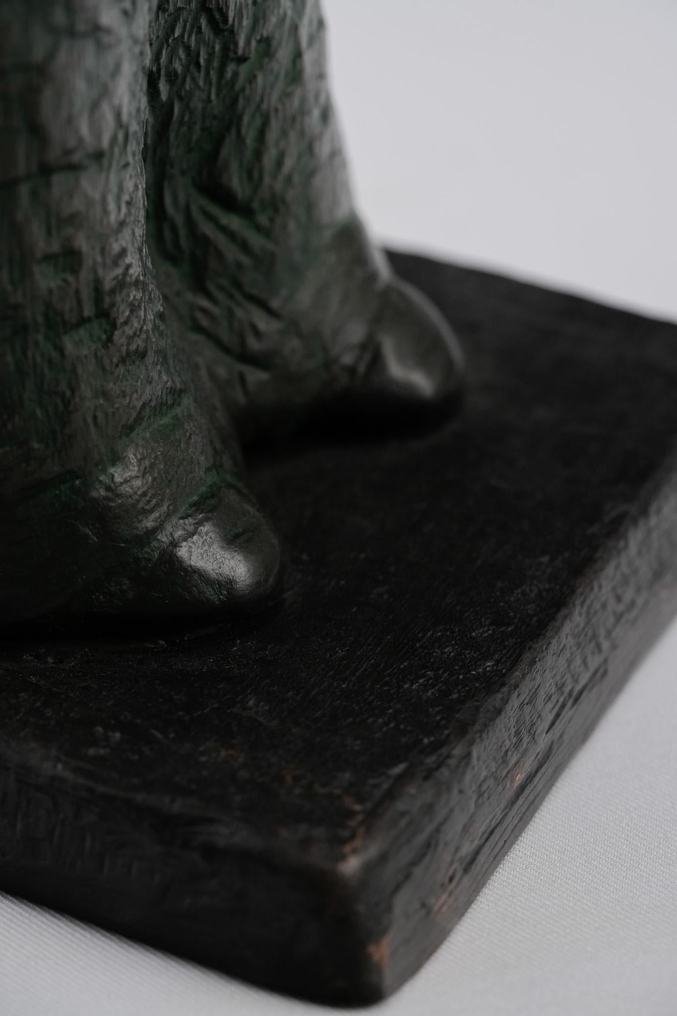 Midst of Waiting, Contemporary Bronze Figure Sculpture en vente 8