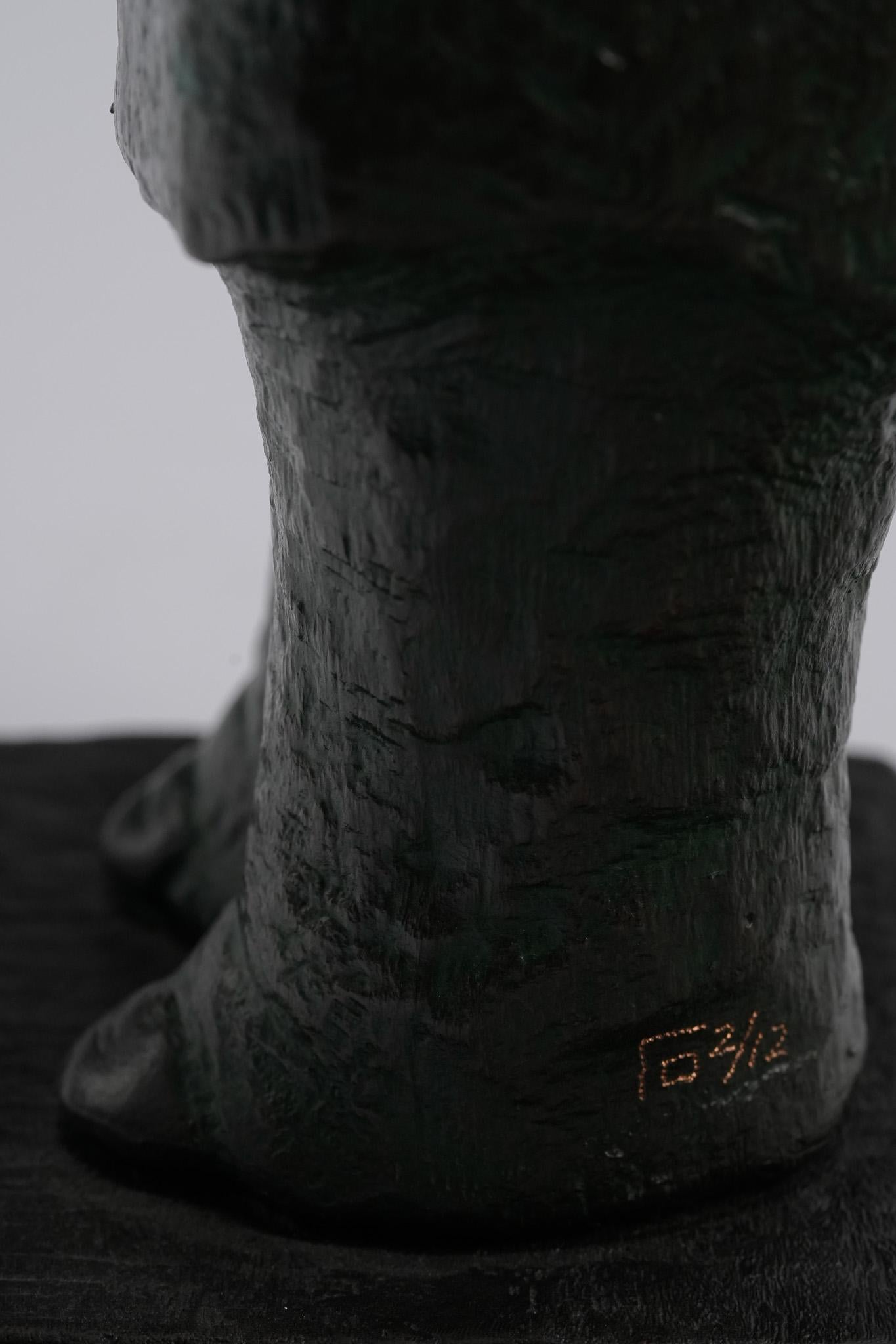 Midst of Waiting, Contemporary Bronze Figure Sculpture en vente 9