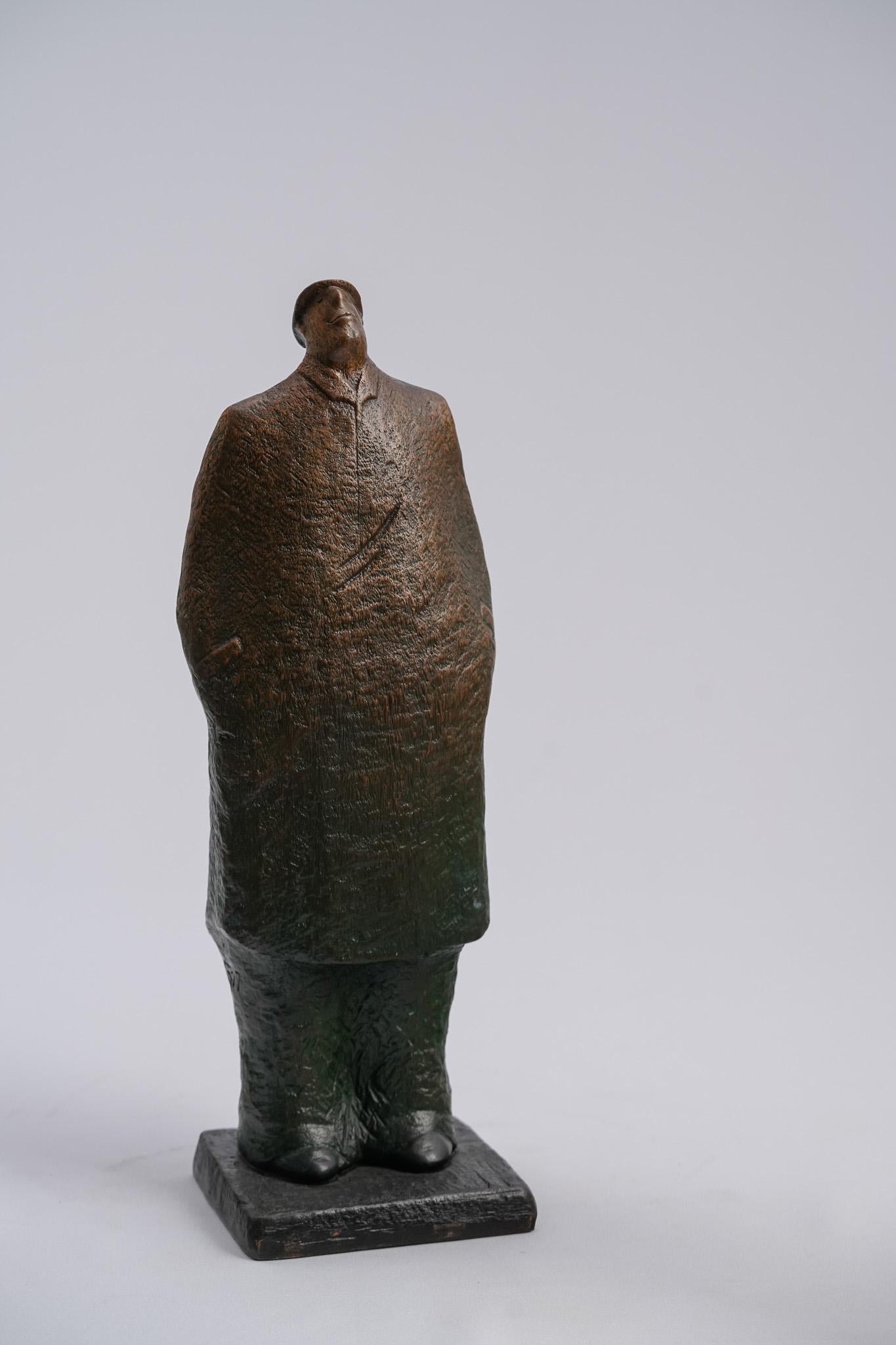 Midst of Waiting, Contemporary Bronze Figure Sculpture - Or Figurative Sculpture par Ser Uang Huang