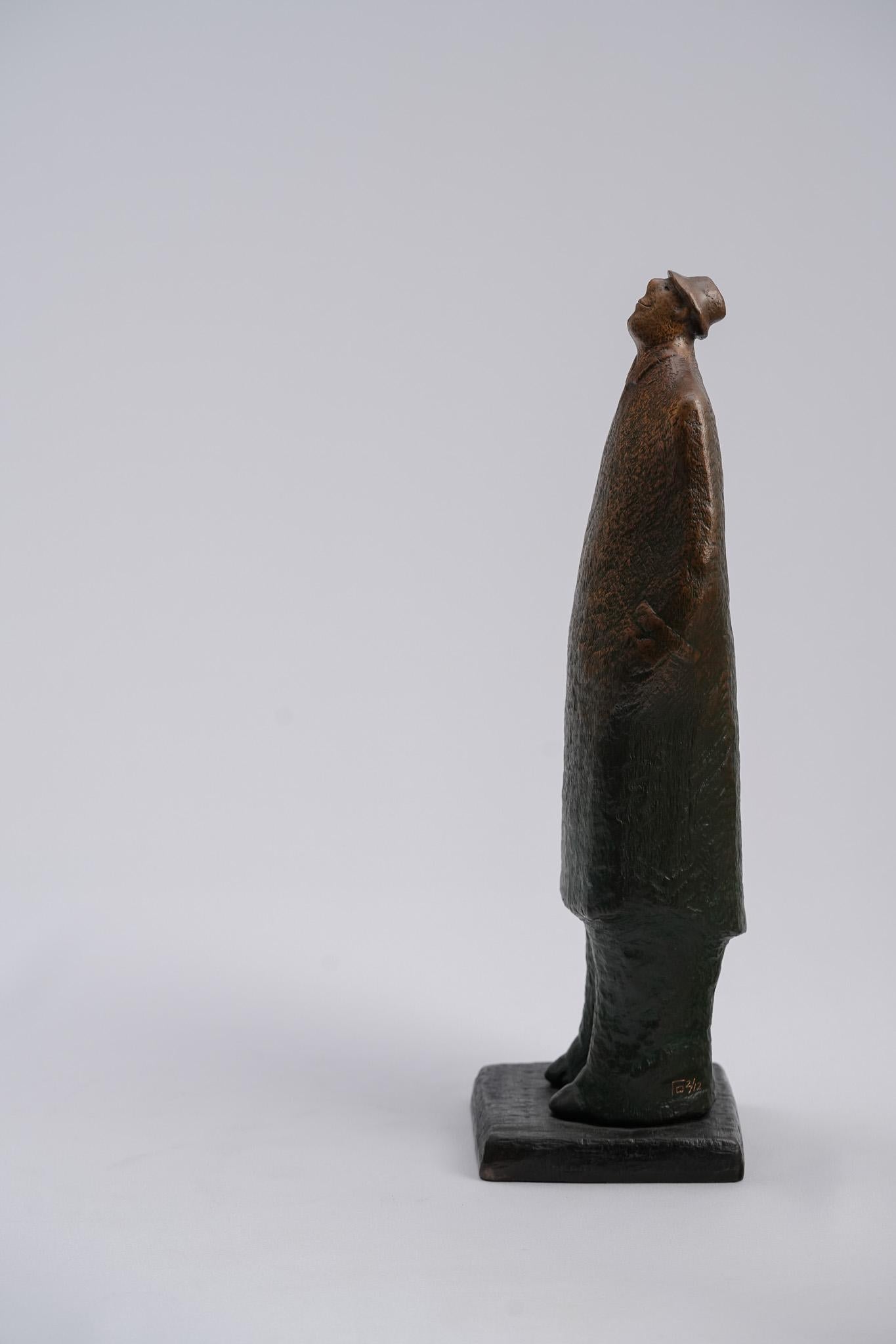 Midst of Waiting, Contemporary Bronze Figure Sculpture en vente 1