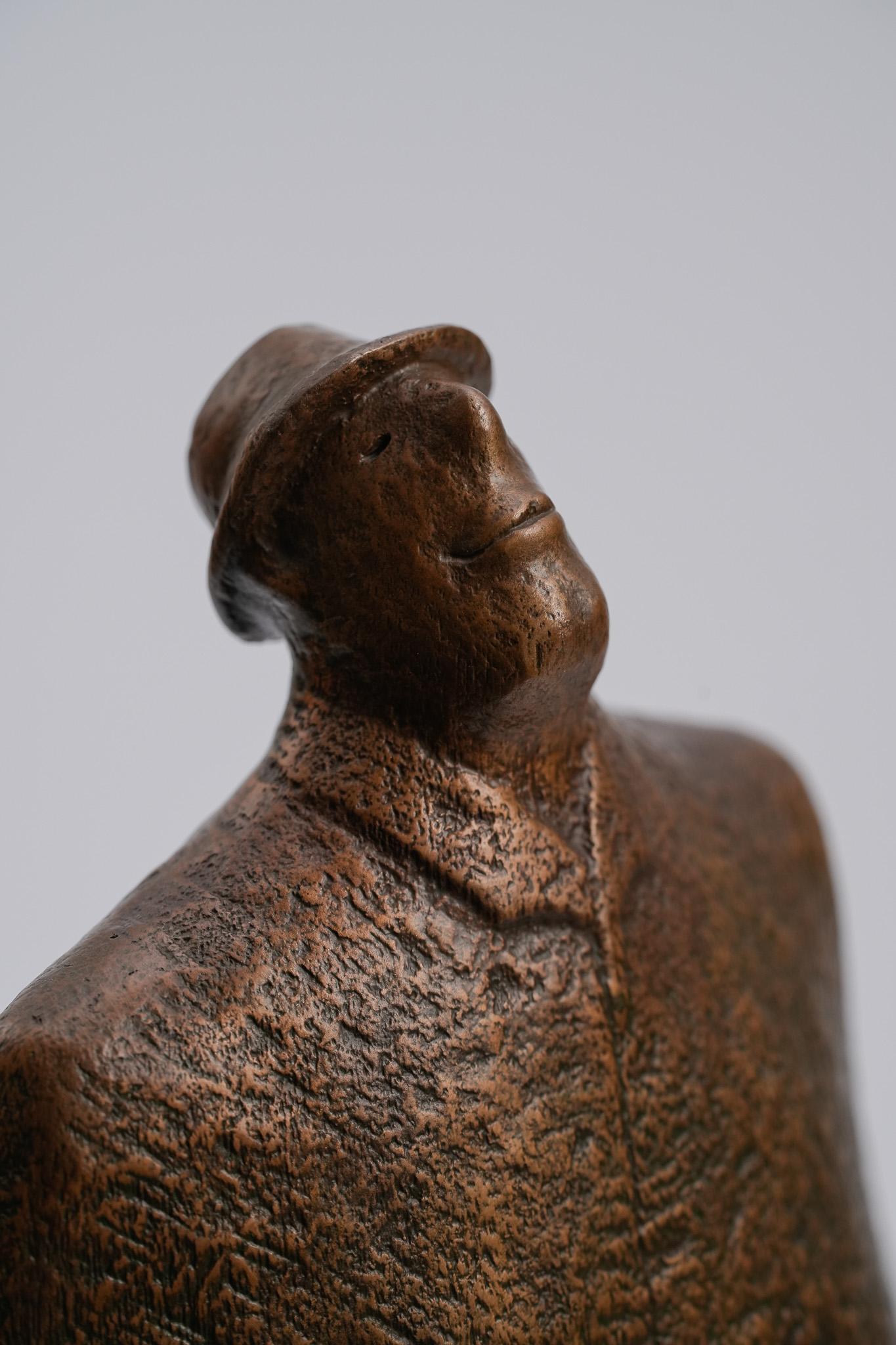 Midst of Waiting, Contemporary Bronze Figure Sculpture en vente 2