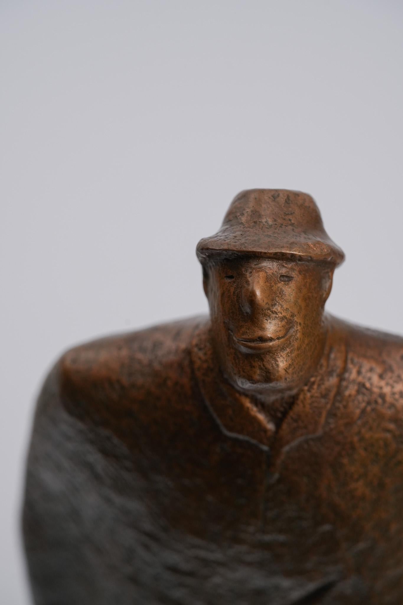 Midst of Waiting, Contemporary Bronze Figure Sculpture en vente 3